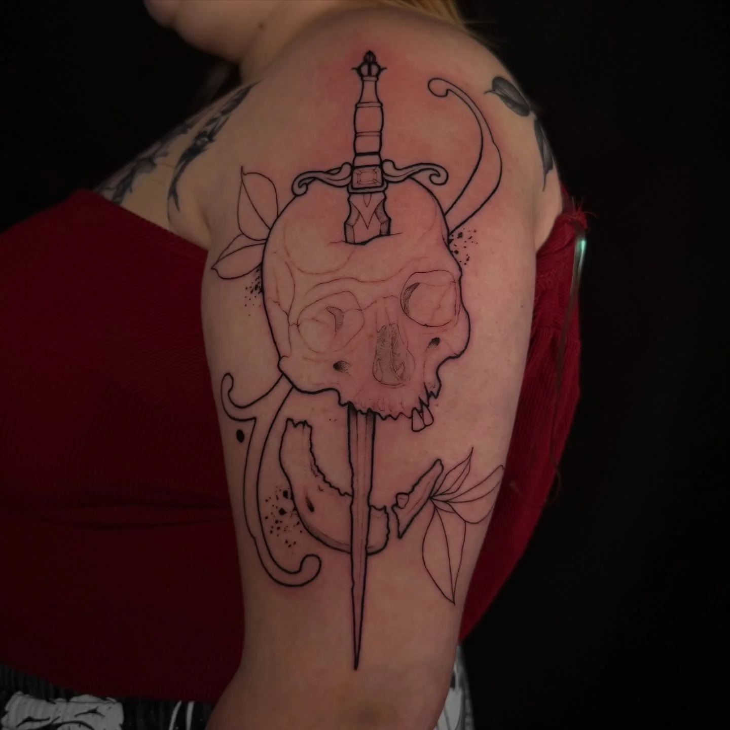 Beginning of a NeoTrad skull for @tattsby.lex 
Love how the linework came out with this session,

next session is full color saturation, thanks for looking !