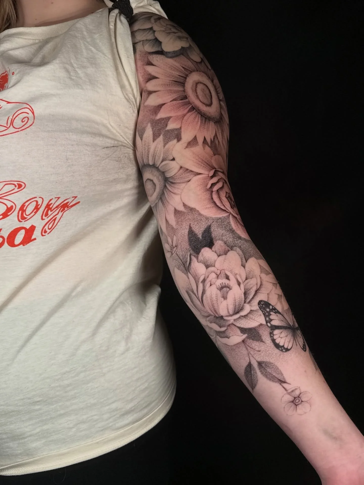 Progress, half healed half fresh on Kaylees floral sleeve, love how delicate the tattoo is but still has some nice contrast, looking to do one more session here to add some final components to increase the contrast a bit more with some blackwork leav