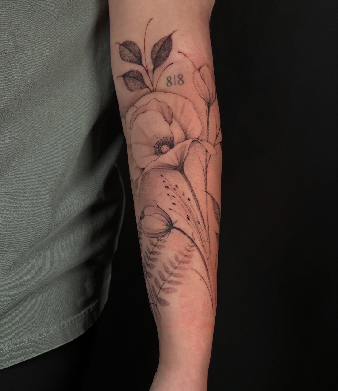 Went for a light touch with this floral tattoo, using 3RL, 15 curved mags, stippling, and grey washes. Thanks for looking.🖤🌷