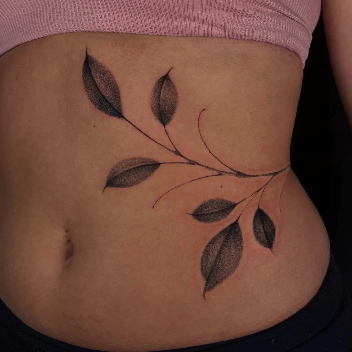 Custom drawn on leaves today. I love drawing on leaves and floral work, every piece is a true original that perfectly complements the client's body. Booking March 2026, text or DM to book🎯🖤