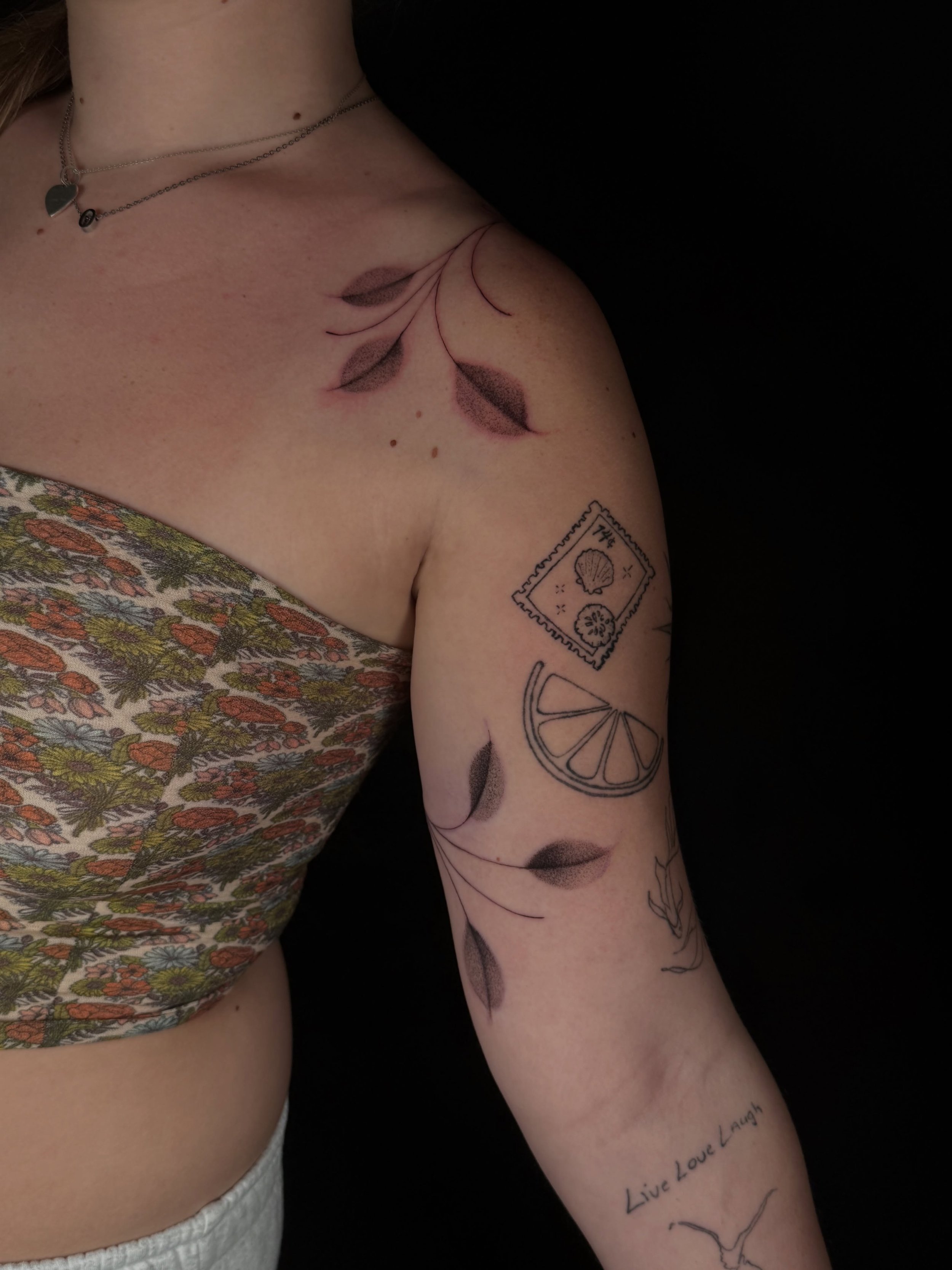 I absolutely love doing drawn in leaves like this, if you want any vines wrapping around your body DM me! I wish I could do these all the time👀