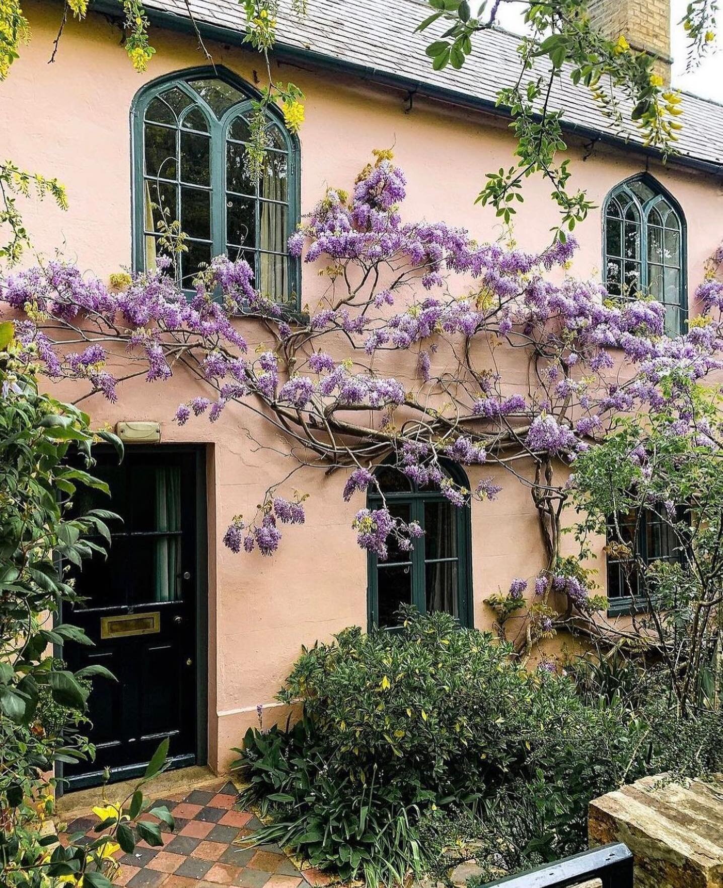 Beautiful exterior from @janefrenchhome . Just love this! 

#frenchhome #frenchcountryhouse #design #architecture #inspo
