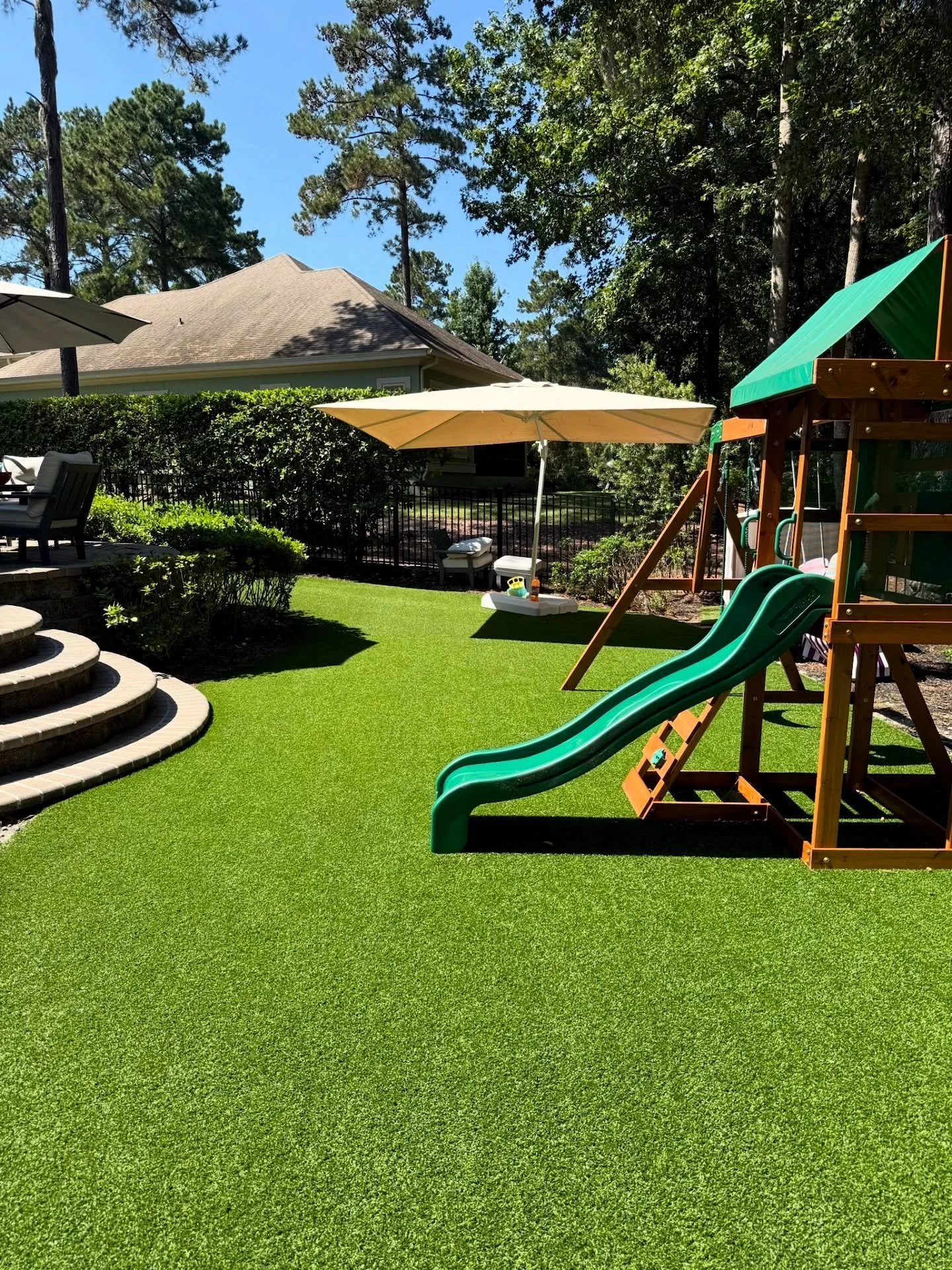In case you&rsquo;ve got to see it to believe it, take a look at the results after of our Tidy Turf Treatment. Brooming, grooming, and a final onceover with a blower makes a world of difference! 🤩