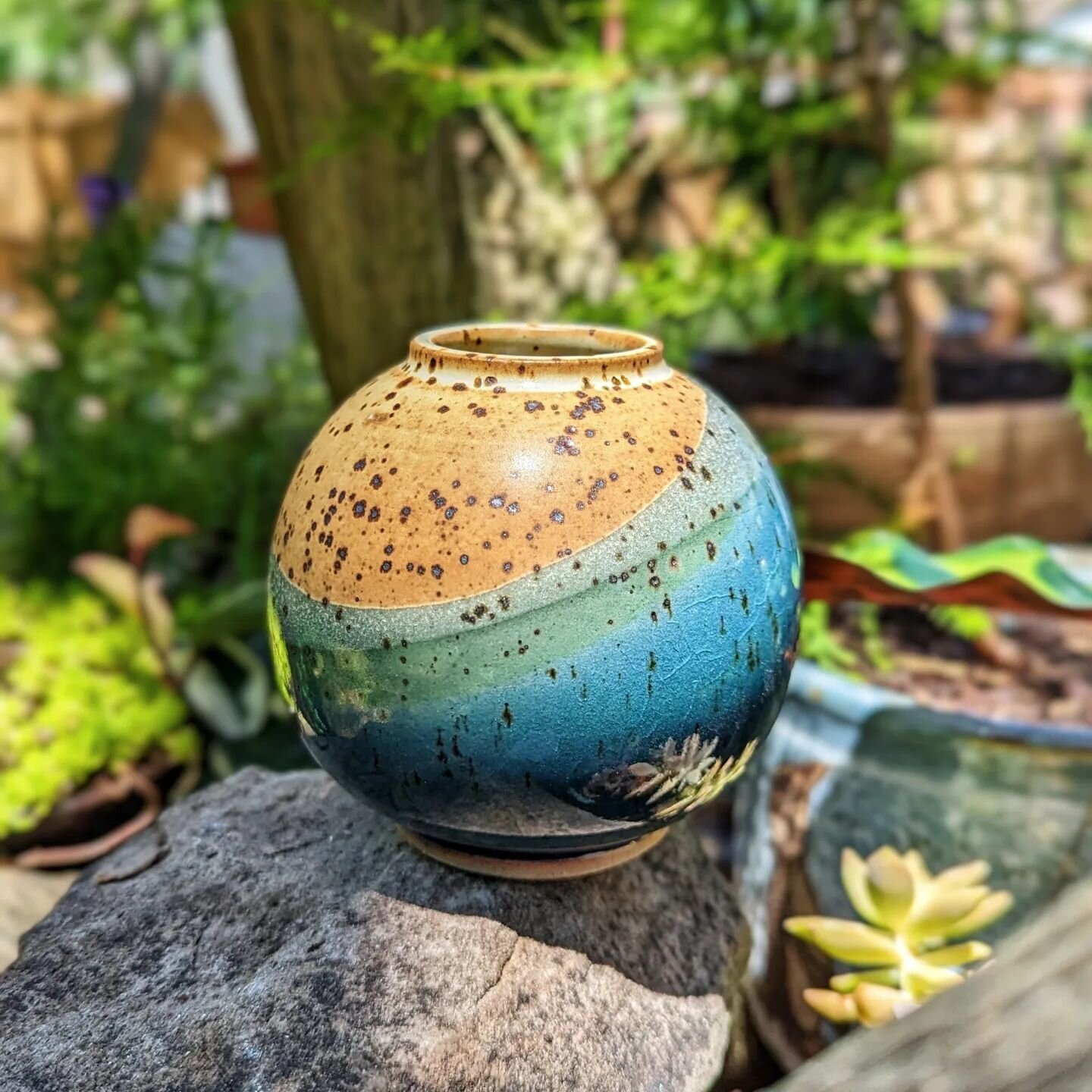 Anybody like spherical vases? I'm digging this little round guy 😍

#handmade #pottery #ceramics #vase #beachvibes #sphere