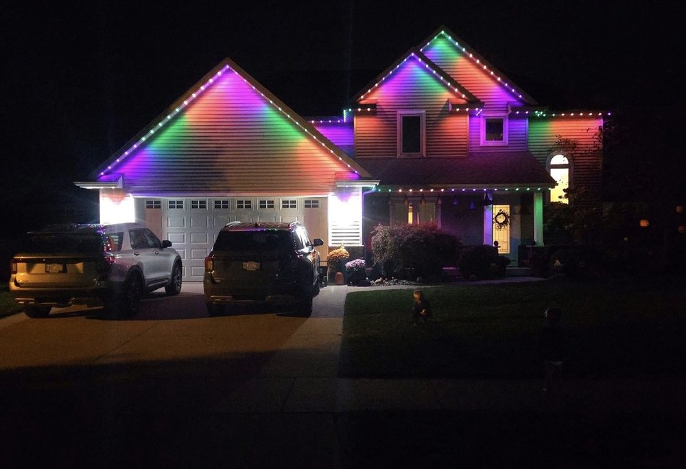 Minleon permanent roofline lighting installed by Tri-City Lighting
