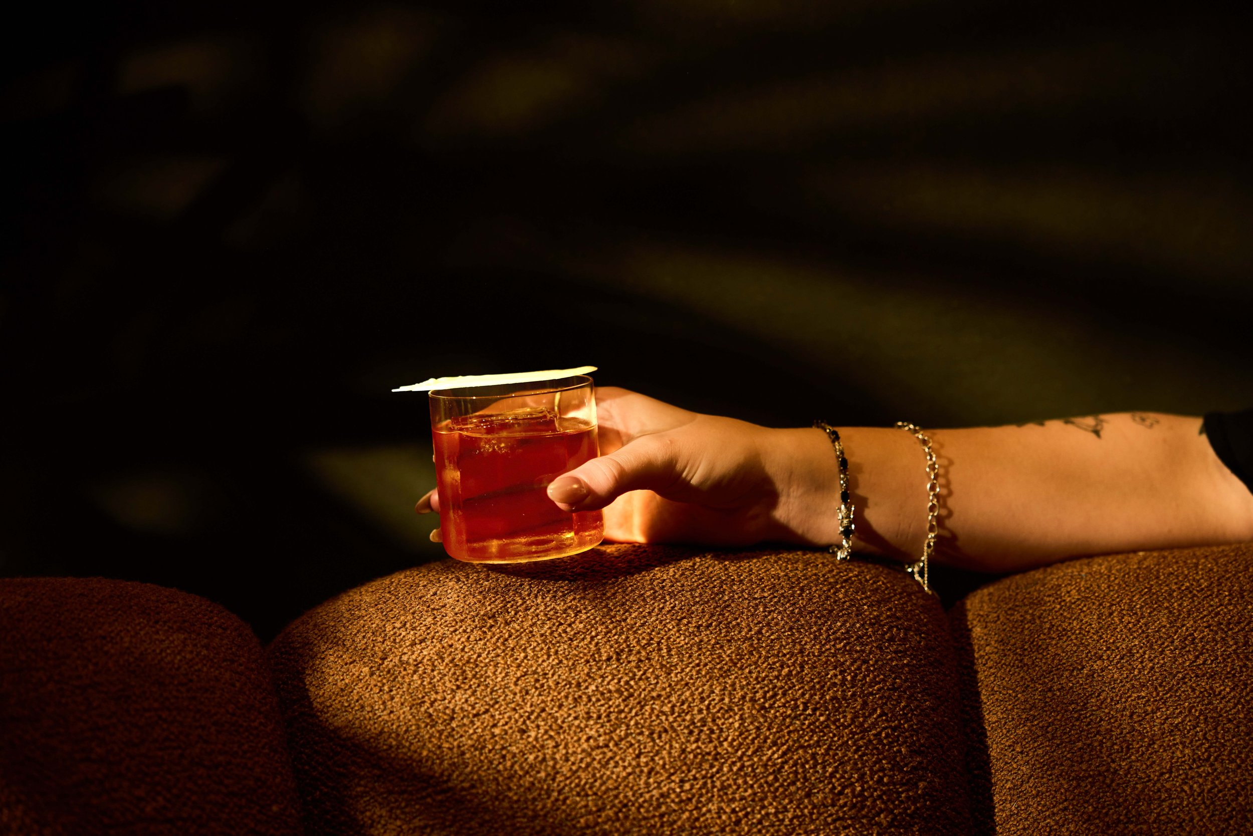 woman-couch-cocktail-jessica-attie-beverage-photographer.jpg