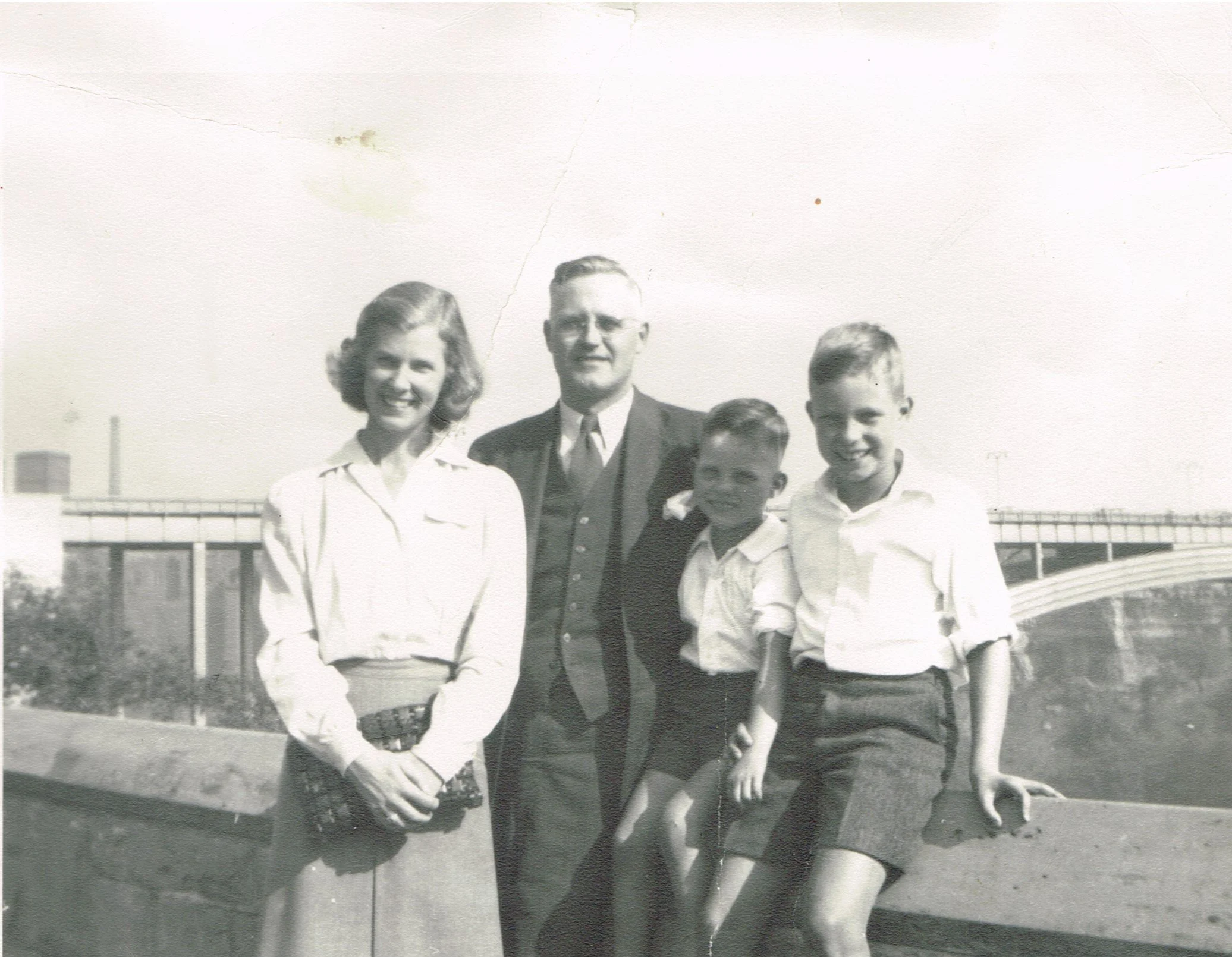 AT 13 - FamilyNiagaraFalls300c.jpg