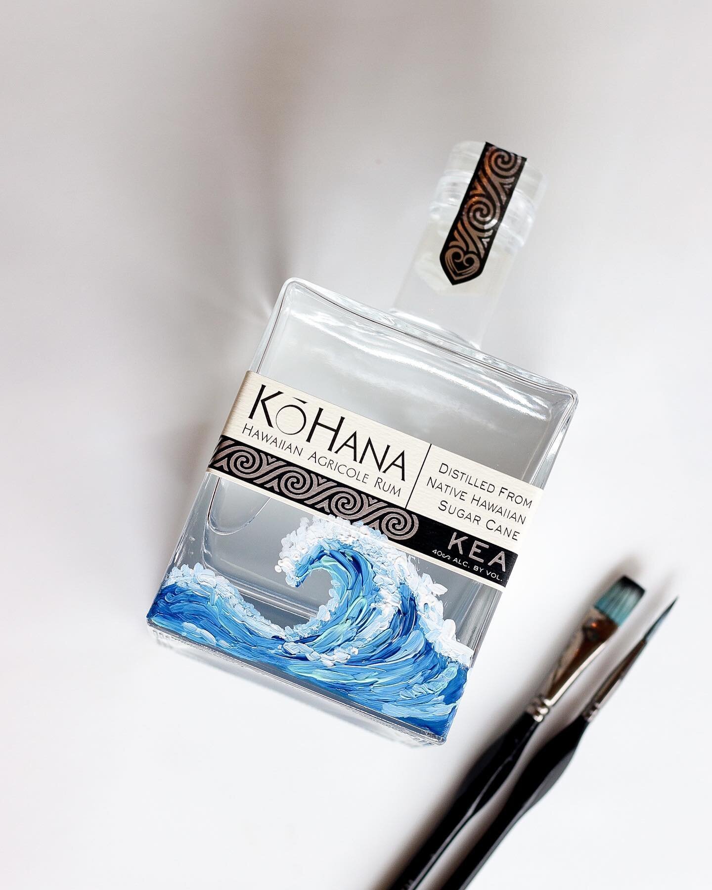 Live painting party at @kohanarum! 

Join us this weekend for a sip and bottle painting! I&rsquo;ll teach you my tips and tricks for painting a wave 🌊 on a Kō Hana bottle, which you&rsquo;ll get to take home at the end of the event. 

You ticket als