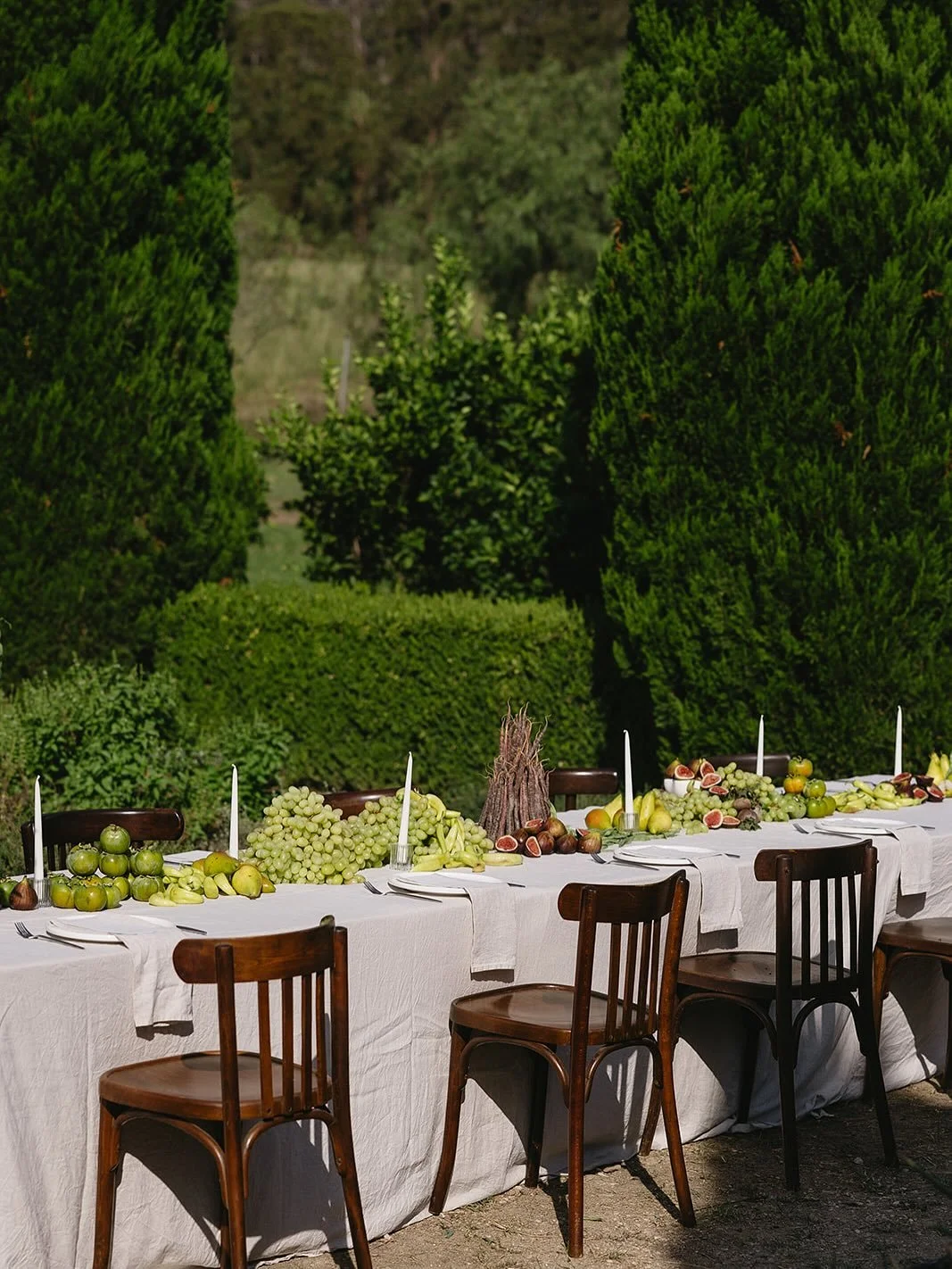 Forever swooning over this tablescape created at the stunning @krinklewood 

@sarbostudio master behind the lens
