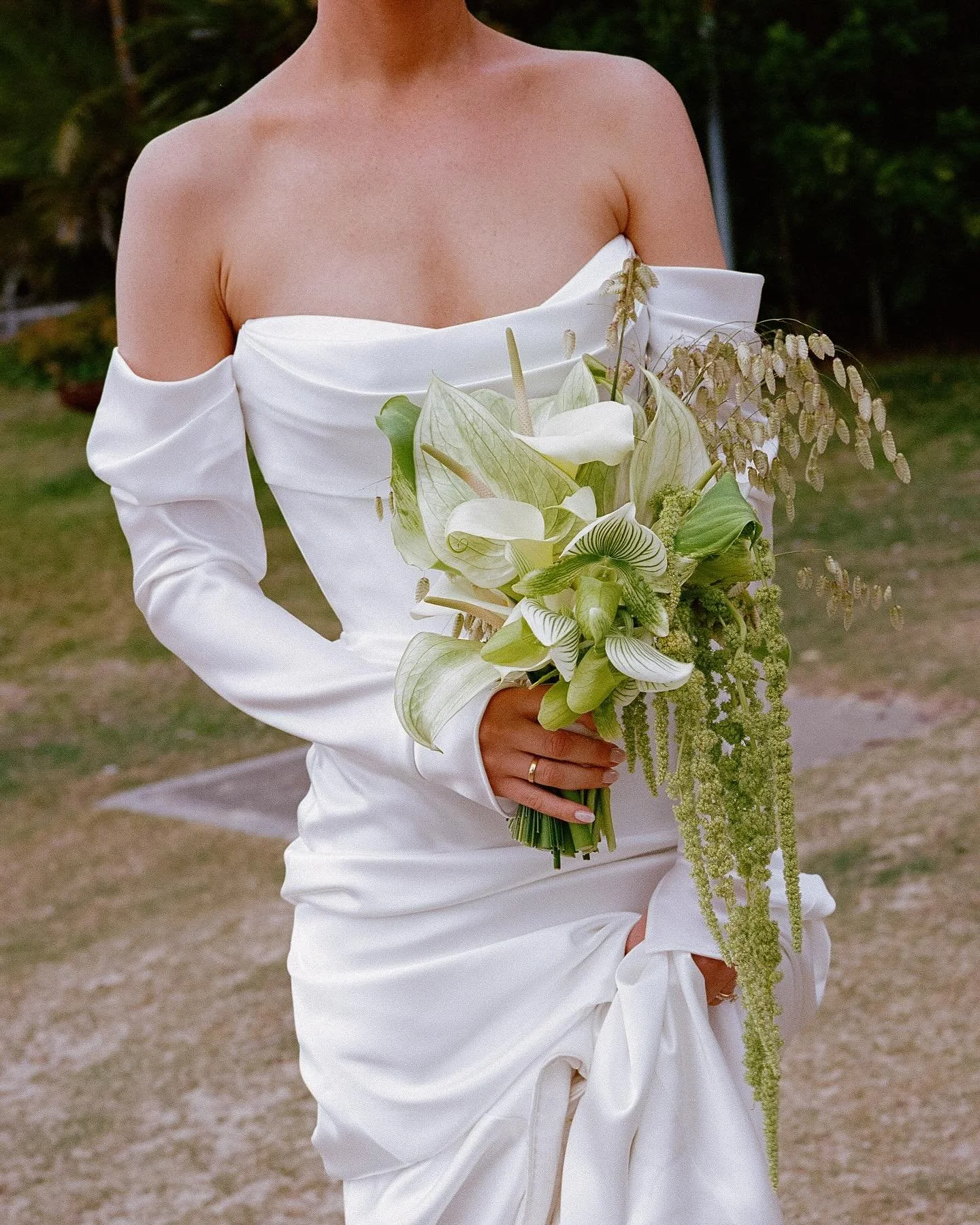 A textural bouquet featuring slippers and anthurium for the beautiful Hannah

Captured by @sarbostudio