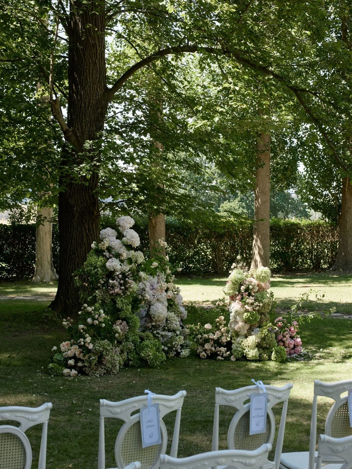 The ceremony unfolded under the trees, sunlight filtering through and a whole lot of love at @somerleys.suttonforest for Floss &amp; Carl 🤍

Captured by the talented @sebastian_paynter_photo