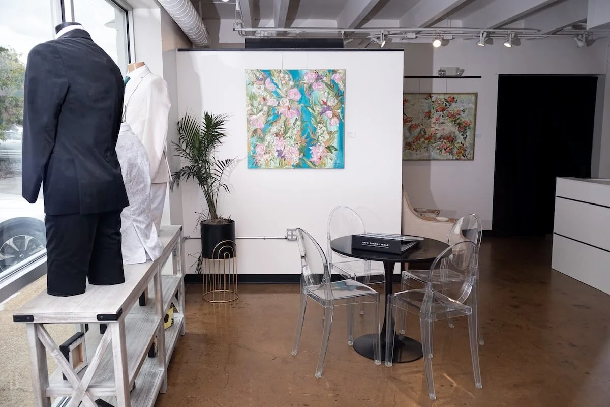 Lobby with table and chairs.jpg