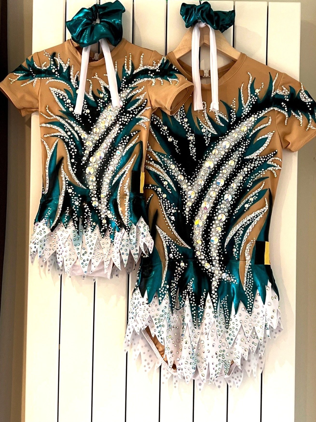 Twee kleurrijke ritmische gymnastiekpakjes met pailletten en patronen van Atelier Nadja.