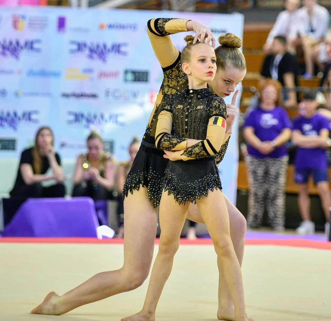 Acro duo team van sportac86 draagt een zwart pak in het thema Wednesday van Atelier Nadja en Tutti Leotards.