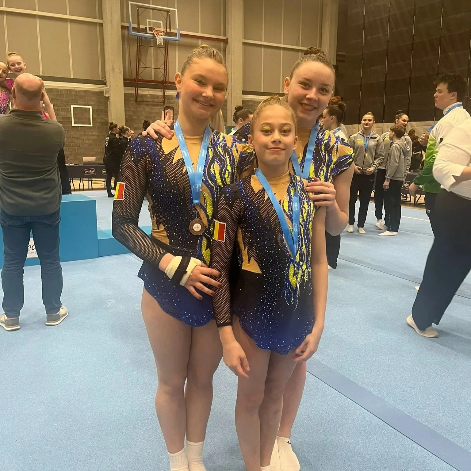 Acro trio showt hun medaille en hun mooie pak van Atelier Nadja & Tutti Leotards
