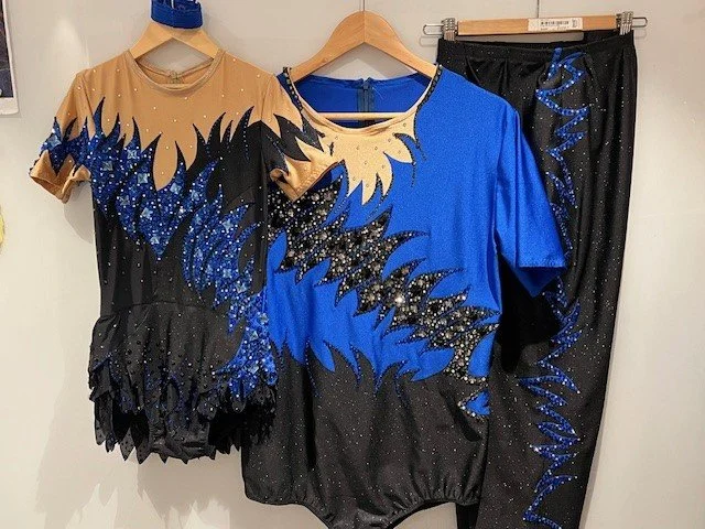 Een leuk mixed pair turnpak met blauw en zwart ontwerp en glitter details. Ontworpen en gemaakt door Atelier Nadja in Deinze.
