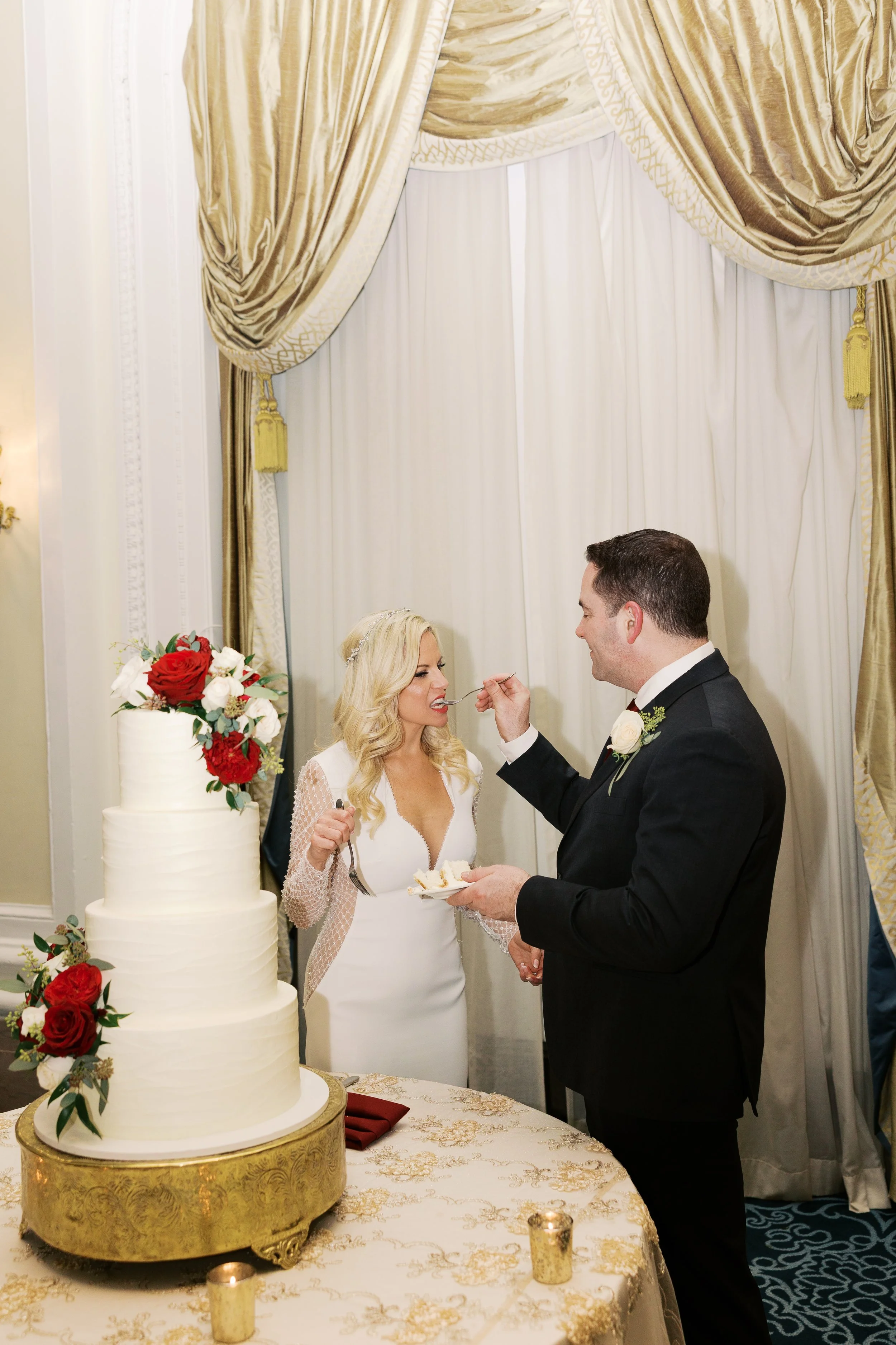 SarahMattozziPhotography-JeffersonHotelWedding-MistiJonathan-CakeCutting-29.jpg