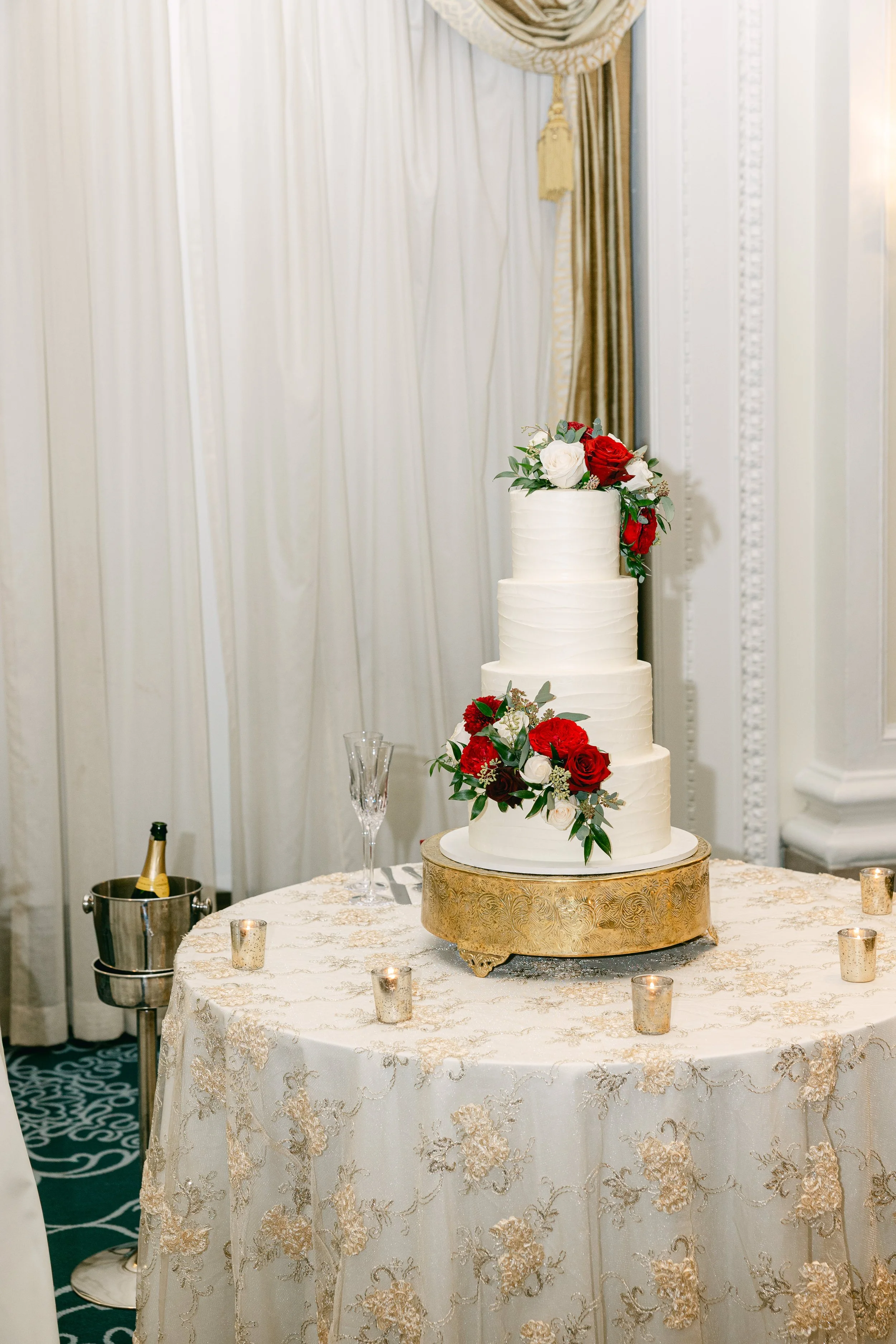 SarahMattozziPhotography-JeffersonHotelWedding-MistiJonathan-CakeCutting-10.jpg