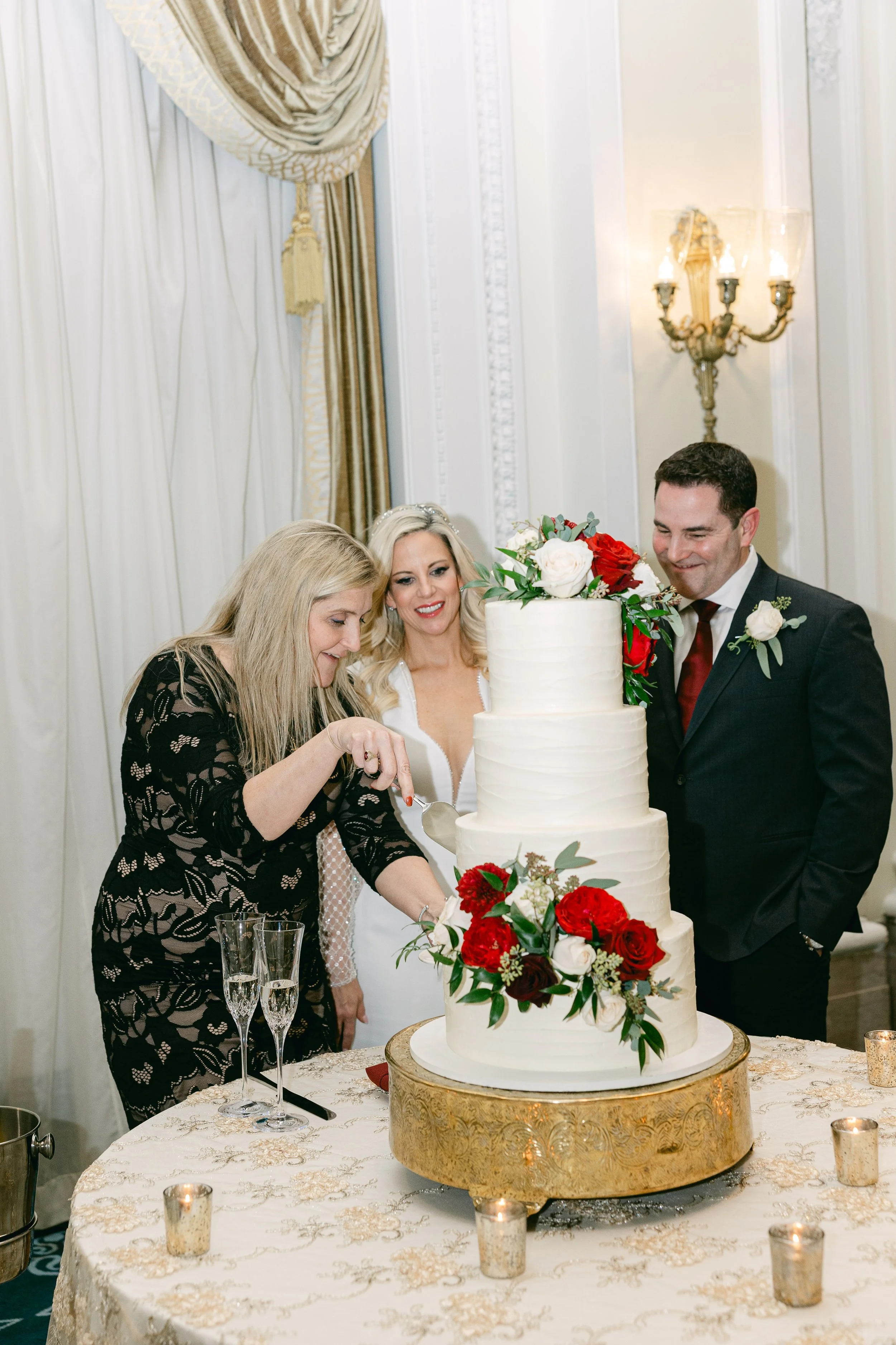SarahMattozziPhotography-JeffersonHotelWedding-MistiJonathan-CakeCutting-12.jpg