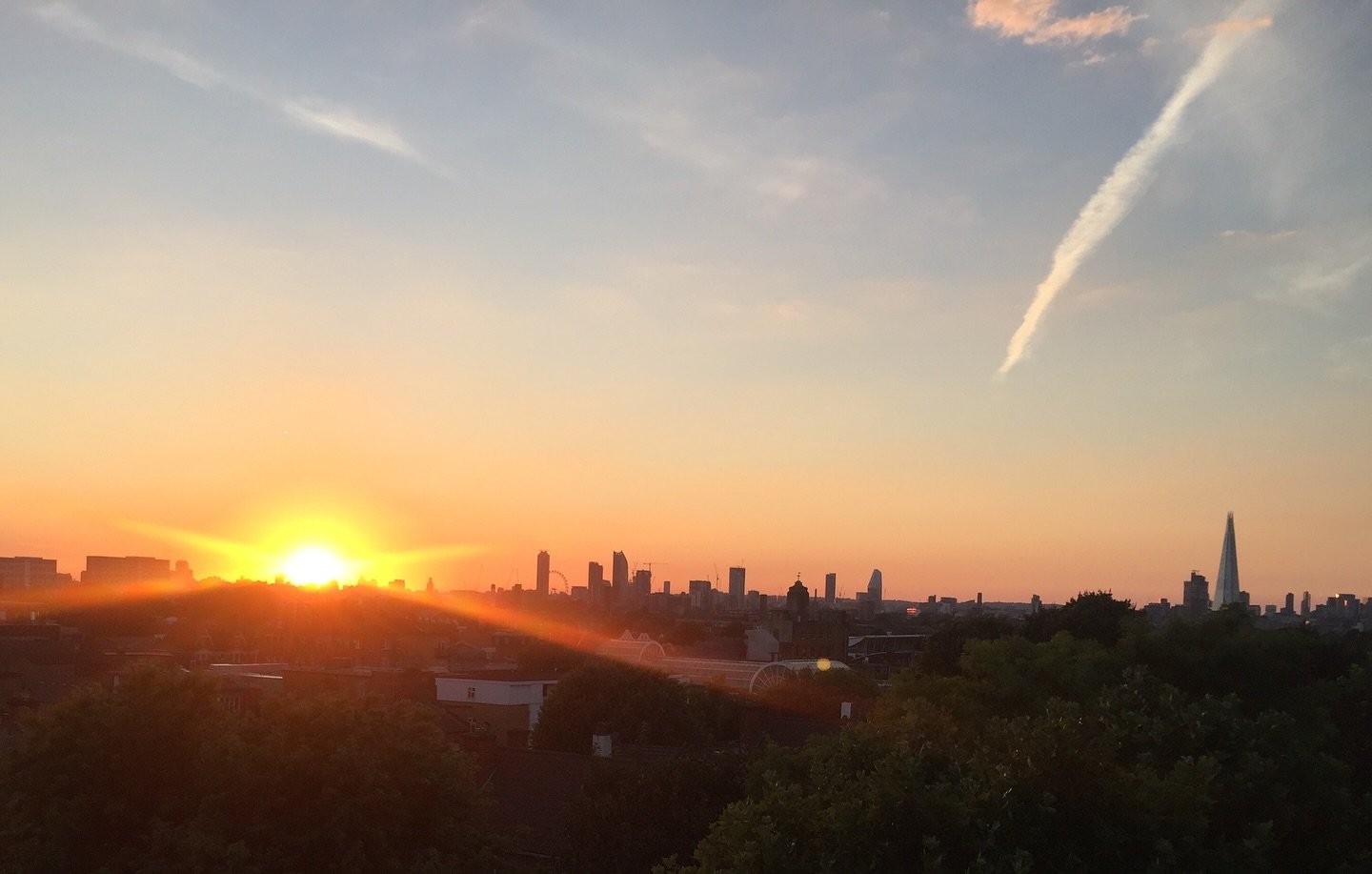 One of my favorite ways to unwind is catching a sunset&mdash;but being in London, that often means finding beauty in clouds! ☁️ On the rare clear evenings, though, the view is stunning and feels like nature&rsquo;s way of reminding us to pause, breat