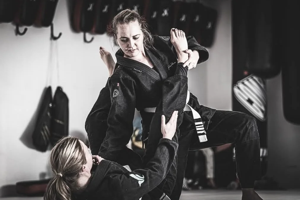 Her heier vi p&aring; hverandre, l&aelig;rer av hverandre og l&oslash;fter hverandre opp. Jentenes innsats p&aring; BJJ-treningene v&aring;re er rett og slett inspirerende 🙏🔥

BJJ Gi voksen
(Fra 15&aring;r)

Mandag 19:00-20:30
Torsdag 18:30-20:00

