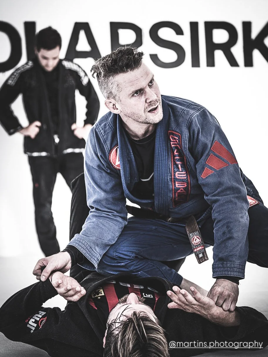 Knee on belly,
&laquo;Tap to pressure, no shame&raquo;😉

BJJ Gi voksen
(Fra 15&aring;r)

Mandag 19:00-20:30
Torsdag 18:30-20:

📸@martins.photography

#polarsirkelenkampsport #bjj
#brasiliansjiujitsu #brasilianjiujitsu #martialarts #workout #fitness