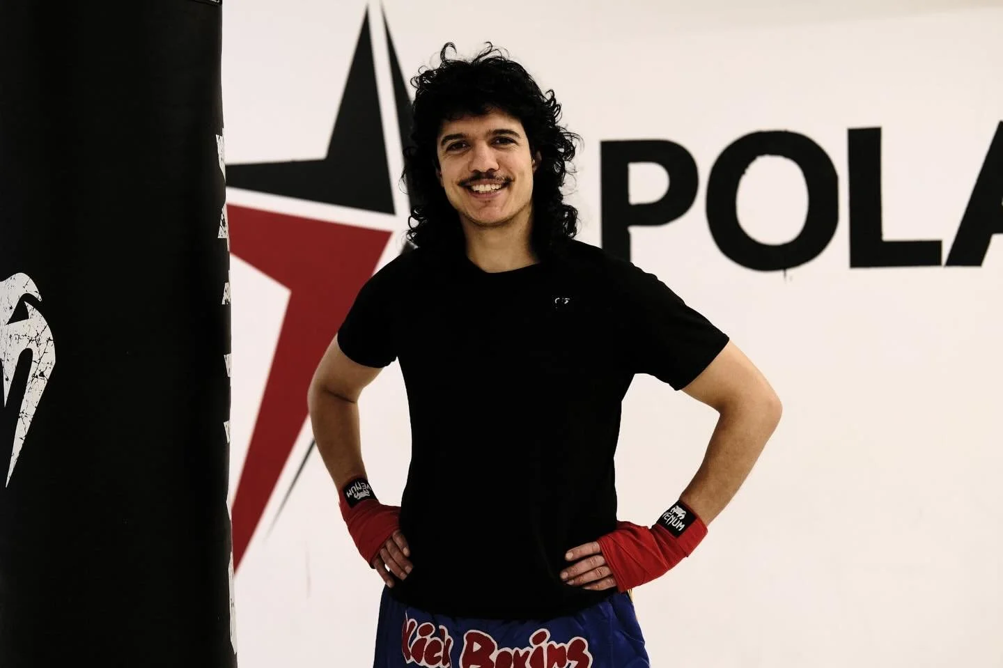 M&oslash;t Ash &ndash; klubbens st&aring;ende fasit p&aring; timing, disiplin og presisjon.

Ash er trener i kickboxing og kommer med en solid bakgrunn fra boksing, kickboxing, muay thai, karate og taekwon-do. Med andre ord: han har sparket, sl&aring