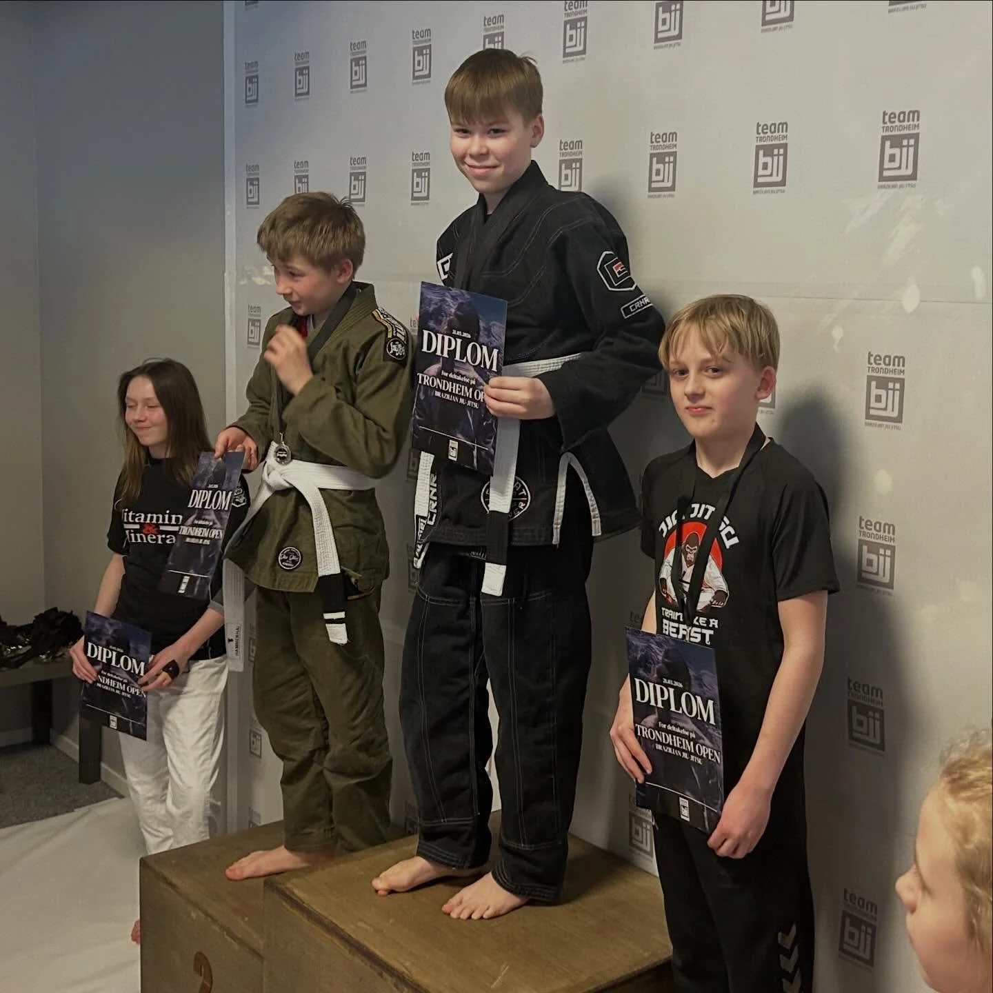 Flere av v&aring;re ut&oslash;vere har v&aelig;rt i aksjon p&aring; Trondheim Open &ndash; og for en innsats de leverte! 

Fra ungdomspartiet:
🥇 Emrik gikk helt til topps og sikret gull
🥉 Karsten tok bronse i sin klasse
🥉 Linus kjempet ogs&aring; 