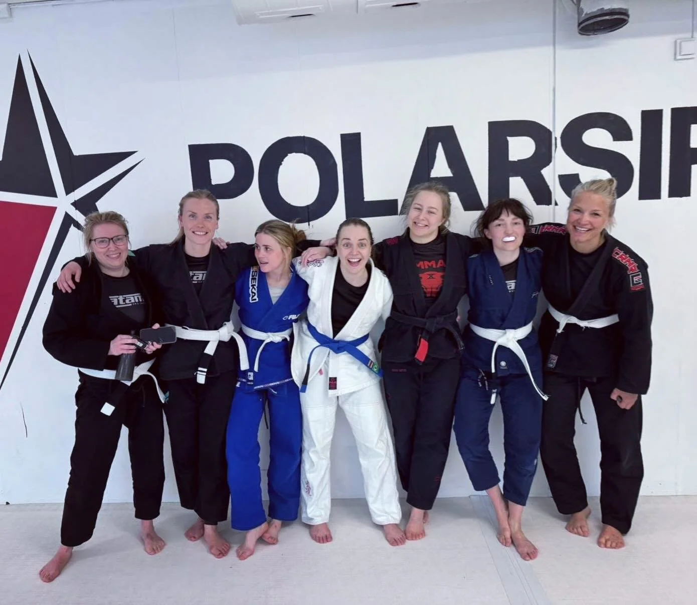 Forrige uke skjedde det noe historisk i klubben, vi hadde v&aring;r aller f&oslash;rste rene jentetreninger i BJJ &ndash; Og la oss bare si det s&aring;nn: dette m&aring; vi gj&oslash;re igjen!

Med bes&oslash;k av svartbelte Emilia L&aring;ng ble de