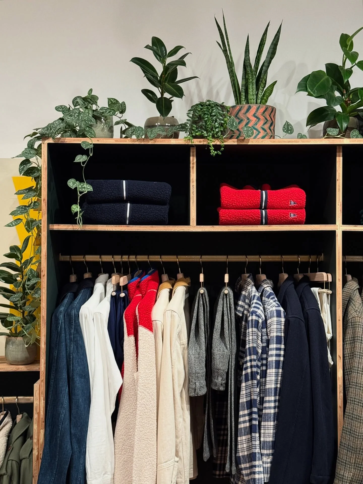 PLANT APPAREL🧣👖👕- Swipe to see the before ➡️….. A little dull right? 
Whilst your fixtures and fittings may be top notch and your products are on the ‘to buy’ list of every customer; there’s no denying that plant displays