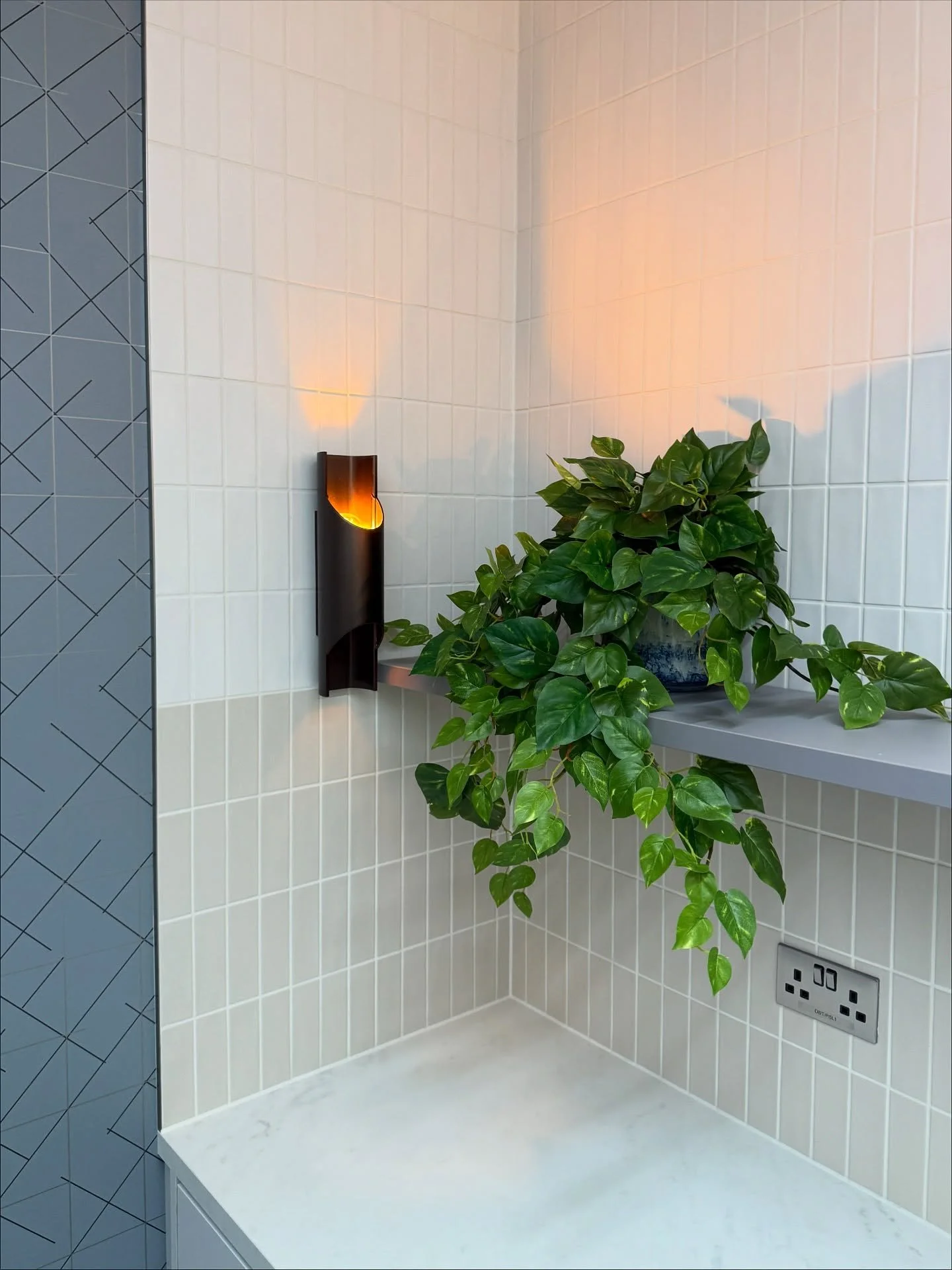 TRICK TRAILER 🌿- A windowless room can still get the green treatment with a simple faux plant. We find that trailing varieties work really well as they can be styled to look as if they are actually growing.

#plantsbythere #officeplants #fauxplants 