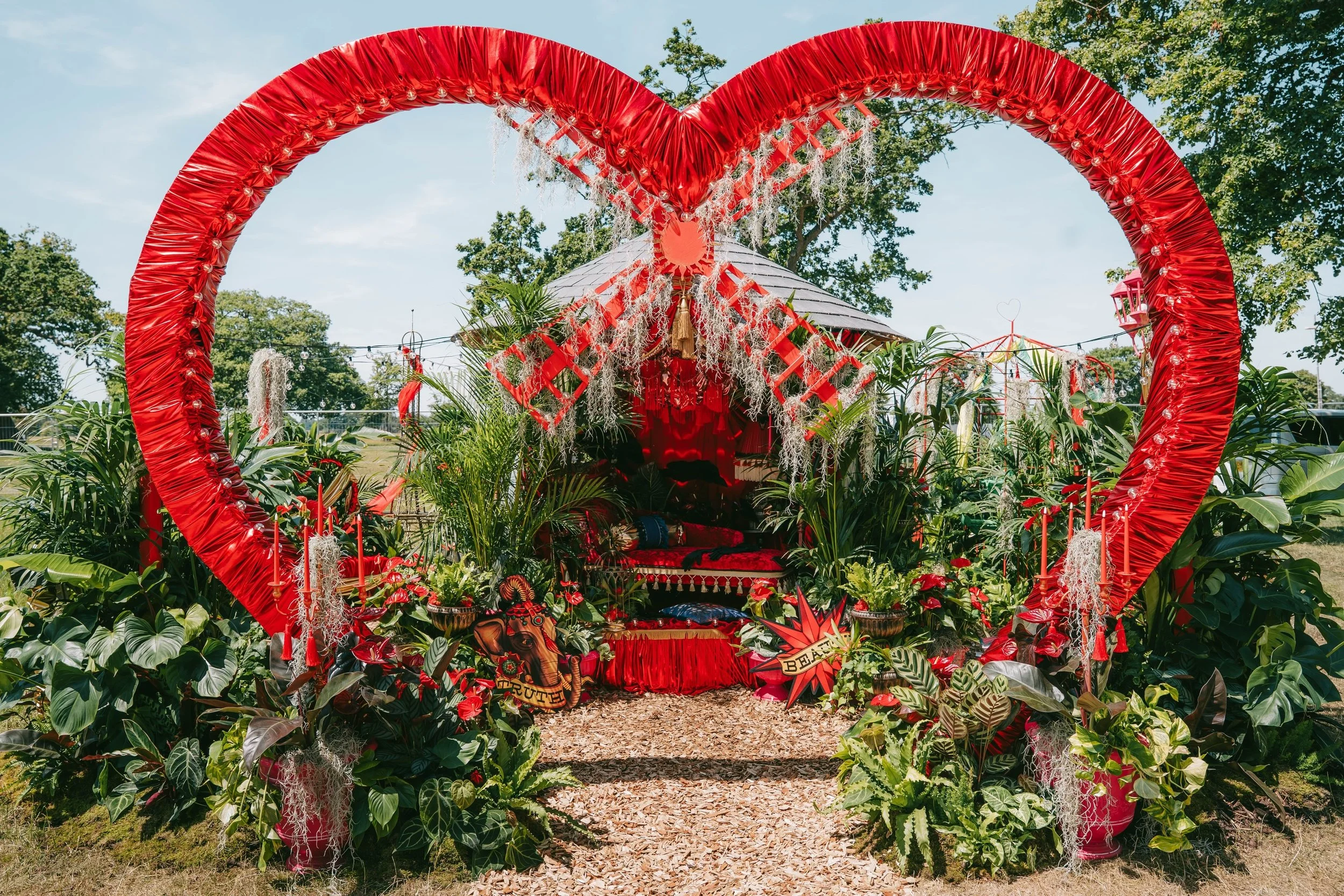 CAPTURED LOVE 📸- Some shots of a seriously sunny L&rsquo;amour Vert from RHS Badminton by @ian.christophre ☀️❤️ 

#rhsbadminton #rhsbadmintonflowershow #plantsbythere #moulinrougemusical #eventstylists