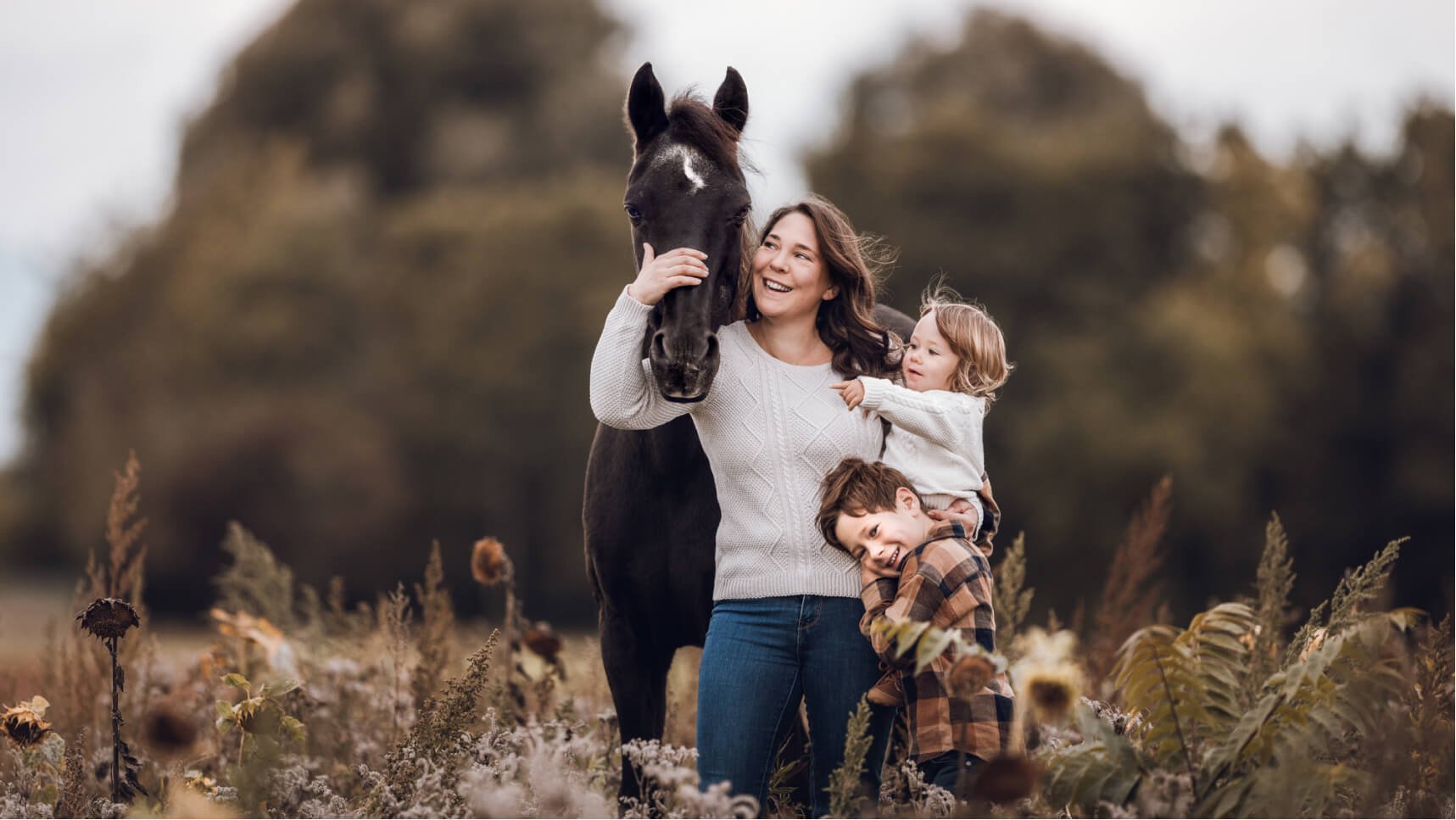 angelina-brueckner-fotoshooting-mit-pferd-und-familie-frankfurt-hessen.jpg