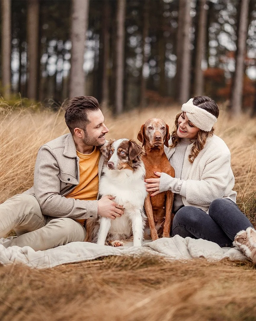 Was, wenn ich dir verrate, dass es bei diesem Fotoshooting bitterkalt war und immer wieder leicht zu regnen begann? 🌧️🥶
Viel zu oft warten wir auf den &bdquo;perfekten&ldquo; Moment: das perfekte Wetter, die perfekte Stimmung, den perfekten Tag. Do