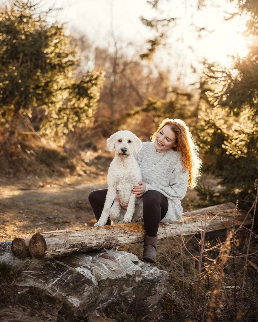 Wenn ich diese Bilder sehe, denke ich gerade vor allem eines: Bald ist es vorbei mit den grauen Tagen ☀️
Das Fotoshooting mit Pippa ist fast genau ein Jahr her. Die Natur war zwar noch im Wintermodus und die Pflanzenwelt noch nicht ganz erwacht, aber