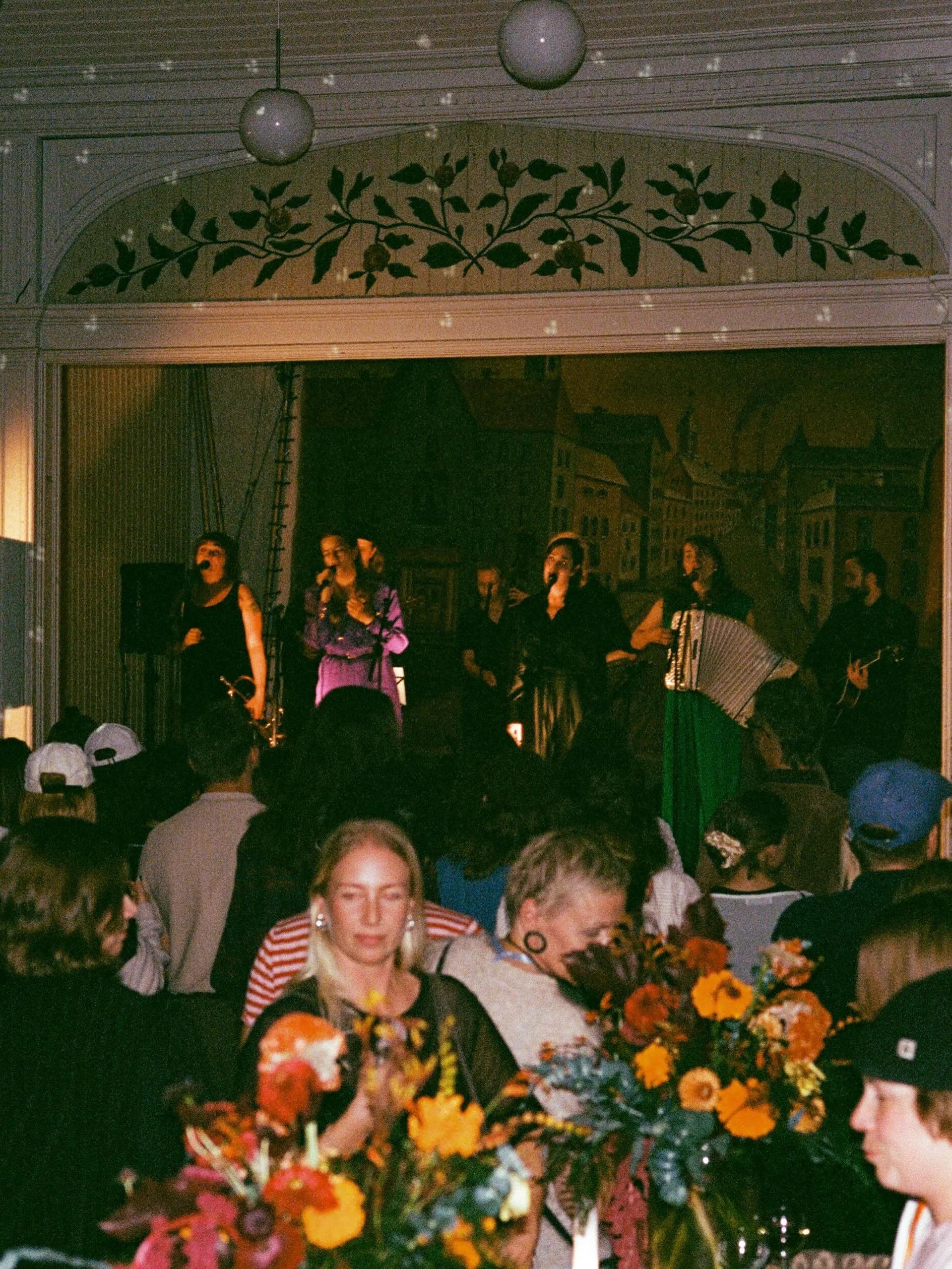 Sensommarin iltabileet VPK-talolla lauantai-iltana my&ouml;s t&auml;n&auml; vuonna. Esiintyjin&auml; t&auml;n&auml; vuonna @jannemasalin ja dj duo Willamomafia 👯

Sensommars kv&auml;llsfest p&aring; FBK-huset ordnas &auml;ven i &aring;r p&aring; l&o