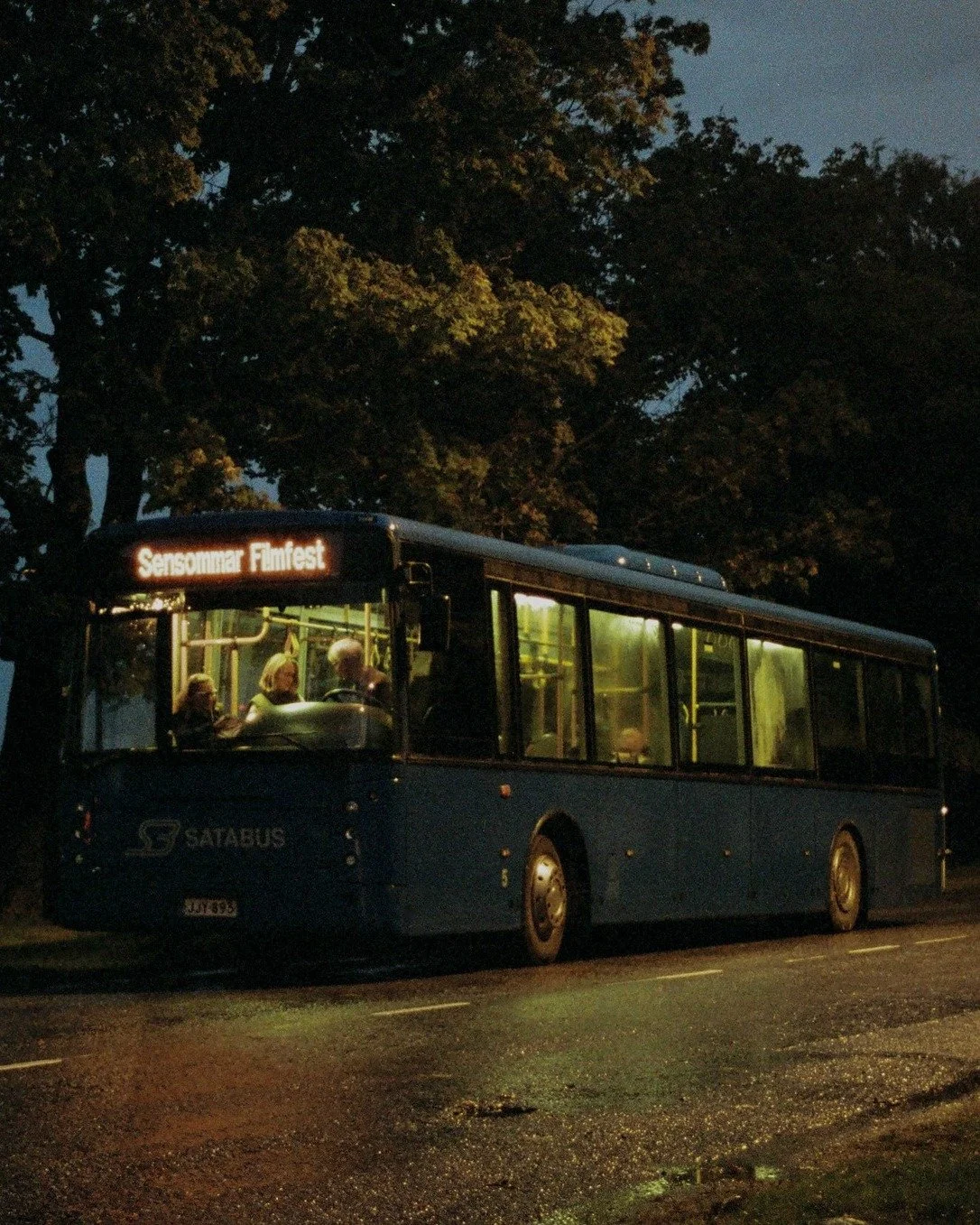 Reposaareen liikenn&ouml;i Sensommarin aikana oma festivaalibussi, jolla p&auml;&auml;set n&auml;pp&auml;r&auml;sti Porin keskustasta elokuvien pariin. Bussin aikataulut yms. infot ilmoitetaan l&auml;hemp&auml;n&auml; festivaalia.

Under festivalhelg