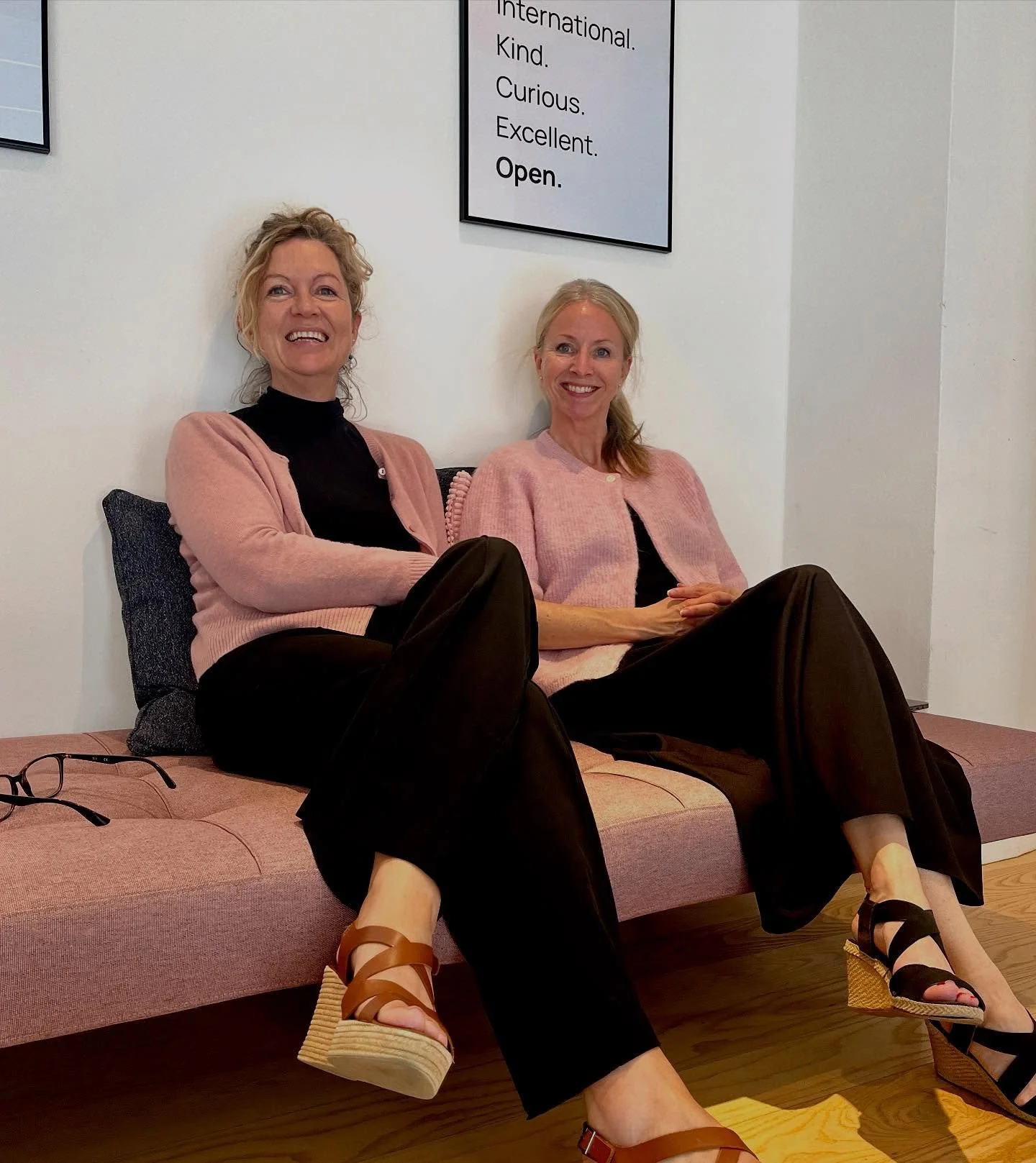 Outfit telepathy?! Or just Copenhagen going pink 🌸🤩 @nathalierhodeerb  @maltykris