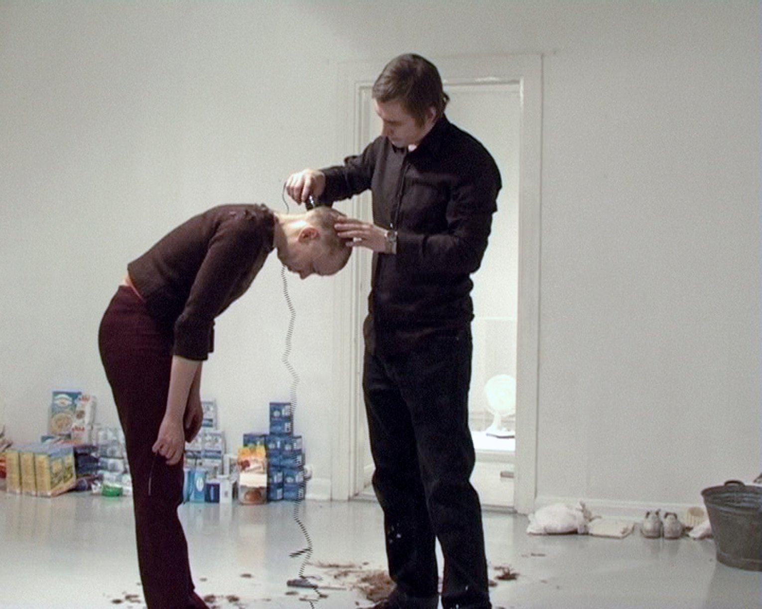Man shaving a womans head.
Photo by: Simo Saarikoski