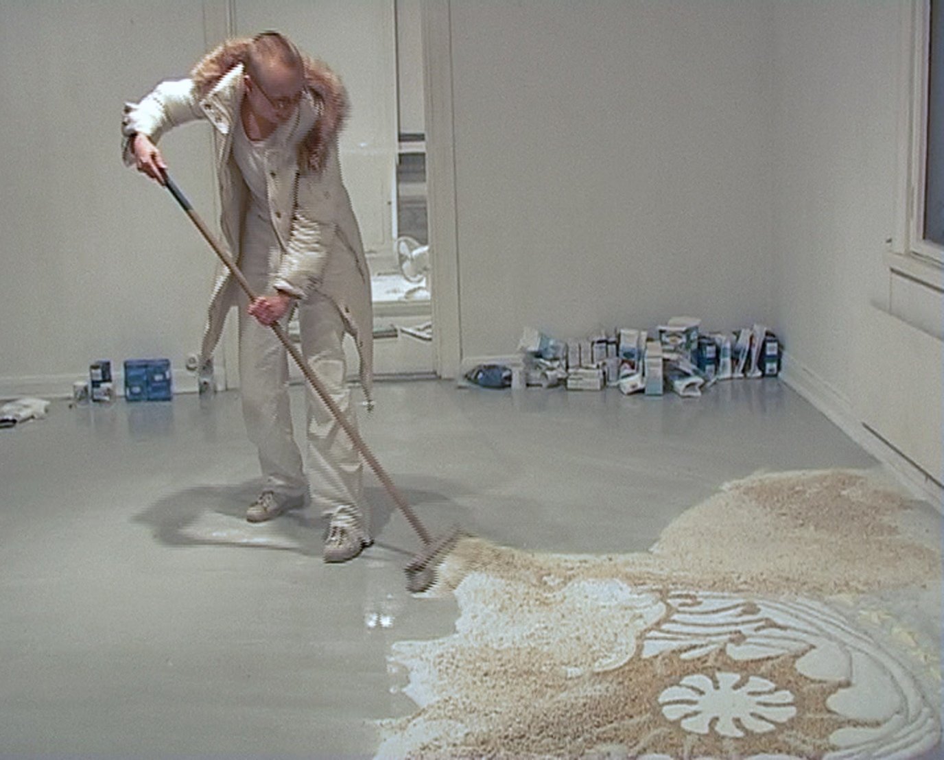 Woman brushing away the mandala.
Photo by: Hanna Luukkonen
