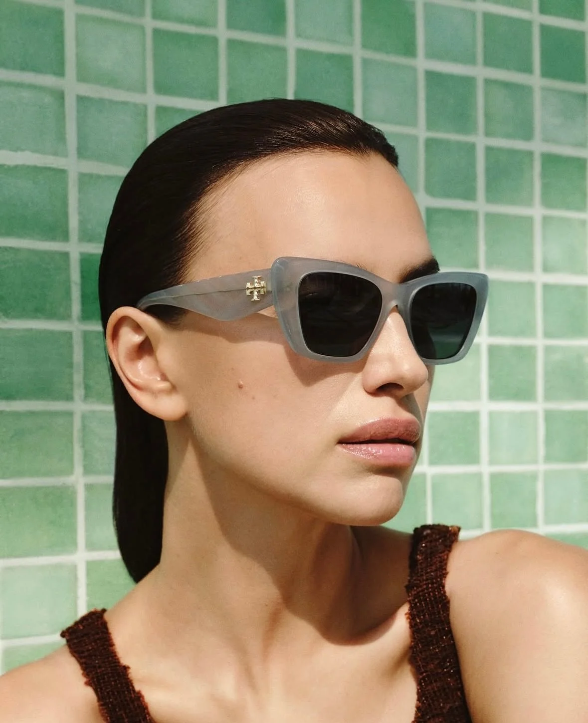 New Spring 2025 Tory Burch bold cat-eye frame with exaggerated angles and subtle dimension. As seen on Iryna Shayk.
#torybruch #eyewear #eyeweardesign