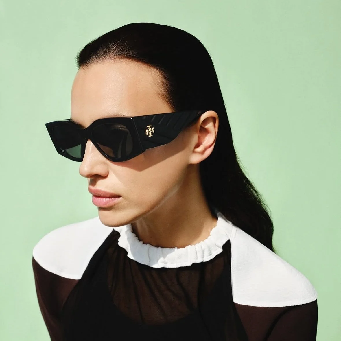 Tory Burch Spring 2025 Eyewear Collection reimagines classic shapes with rounded edges and innovative details. As seen on Irina Shayk
#ToryBurchSS25 #ToryBurch #eyewear #eyeweardesign