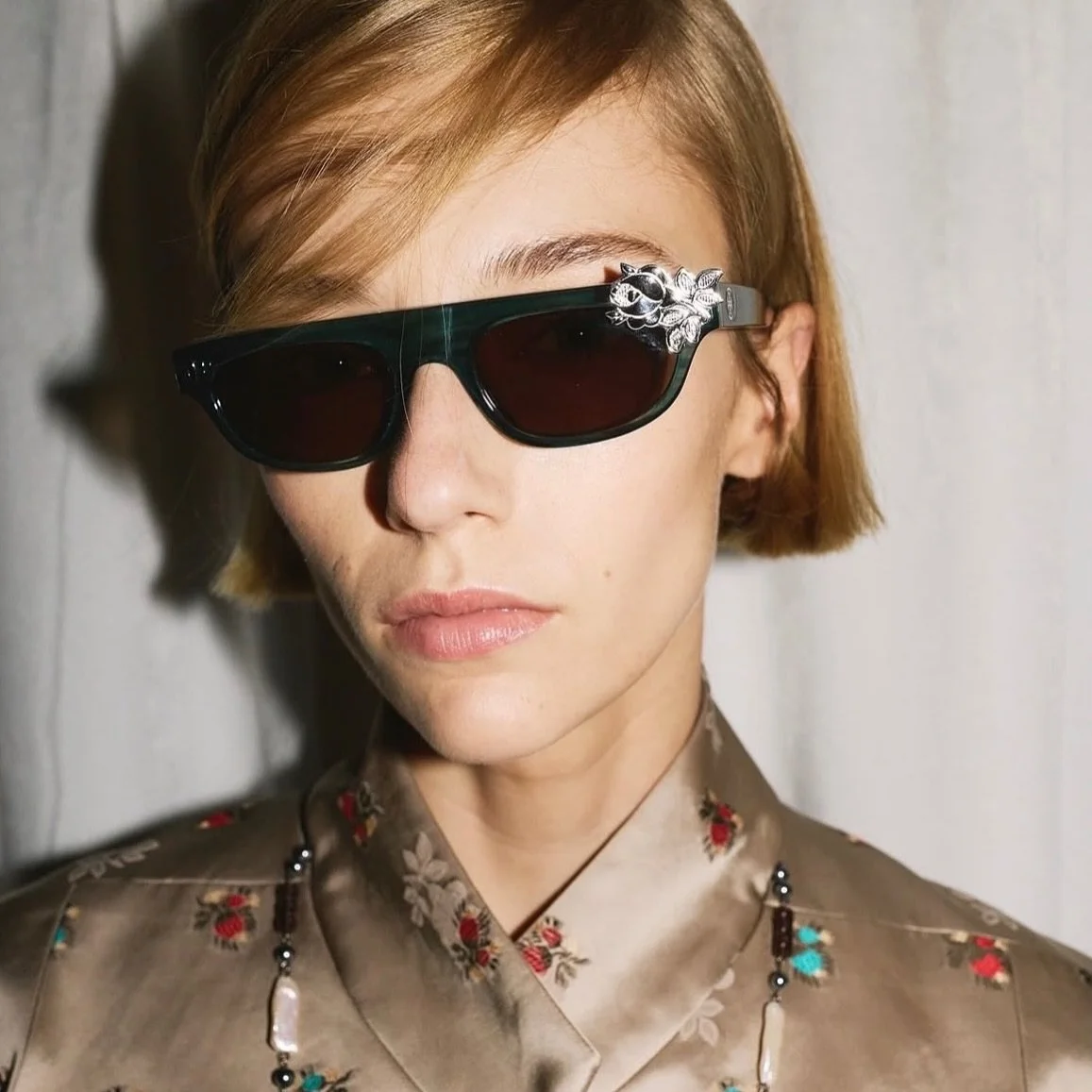 Tory Burch SS&rsquo;26 Runway eyewear, stylish and bold, featuring a dark green striated acetate frame with a distinctive floral embellishment #ToryBurchSS26 #ToryBurchEyewear #NYFW