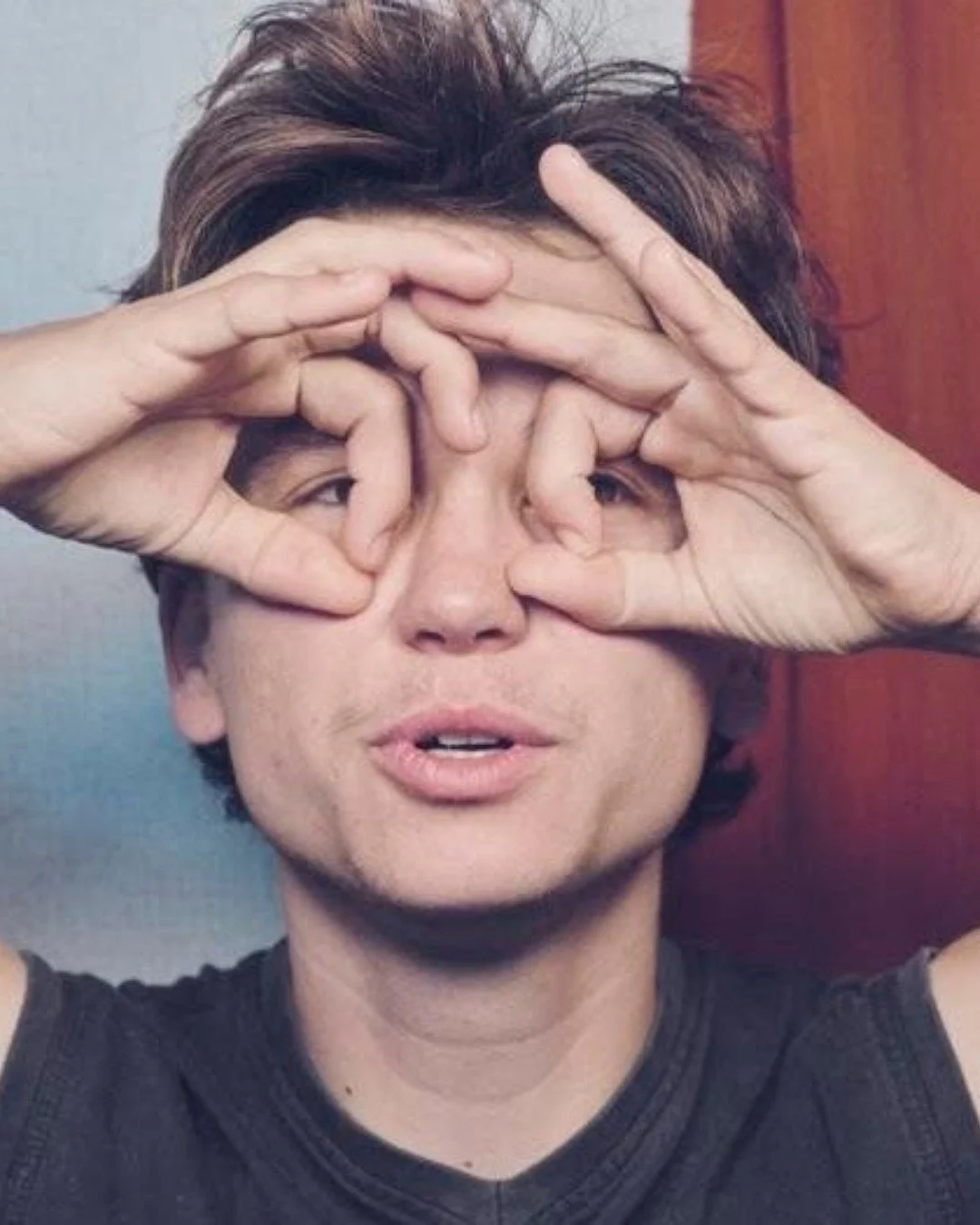 Secure your seats for this Thursday!
Tobi Lakmaker (@maaster_lak) is a Dutch writer and columnist. Since 2023, he has written for the @Volkskrant Magazine, where he publishes everything he doesn't dare say directly to people.
His debut novel, De ge