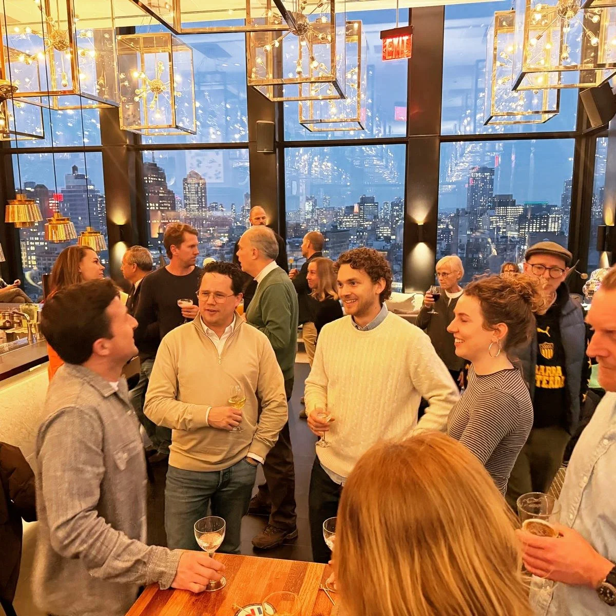 Borrel guests enjoying each other at the amazing @cloudmbowery rooftop!

Did you hear about tonight's 7pm concert of the @bankzitters ? Patron members receive two FREE tickets! Check our bio for all ticket options!