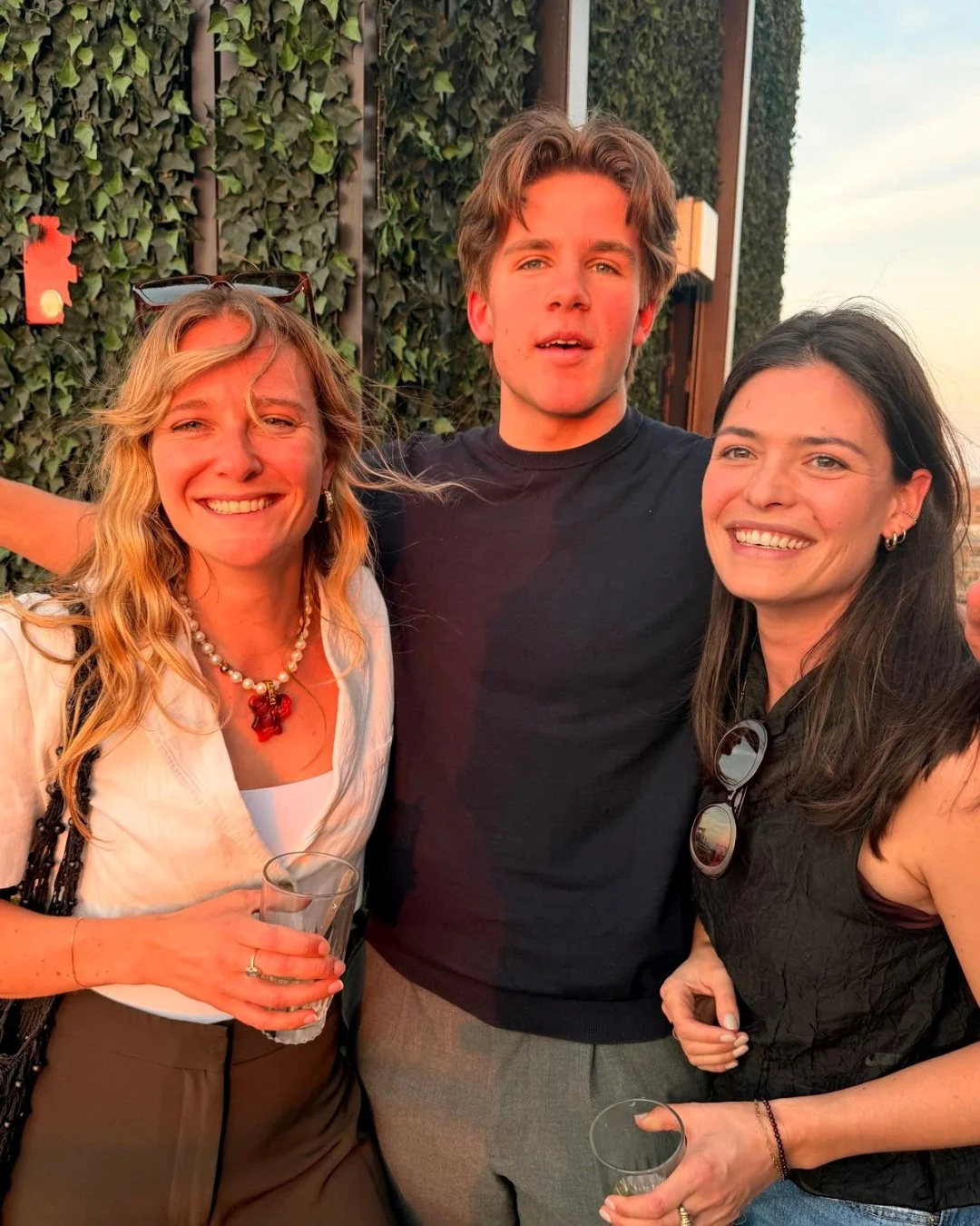 Smiles, sunshine and another amazing sunset at our April Borrel!

#NYCEvents #NLClub #NLClubNYC #DutchInNYC #DutchInNewYork #NewYork #DutchCommunity #Netherlands #ExpatLife #Gezellig #nlclubnyc #nlclubborrel #borrel #cloudm