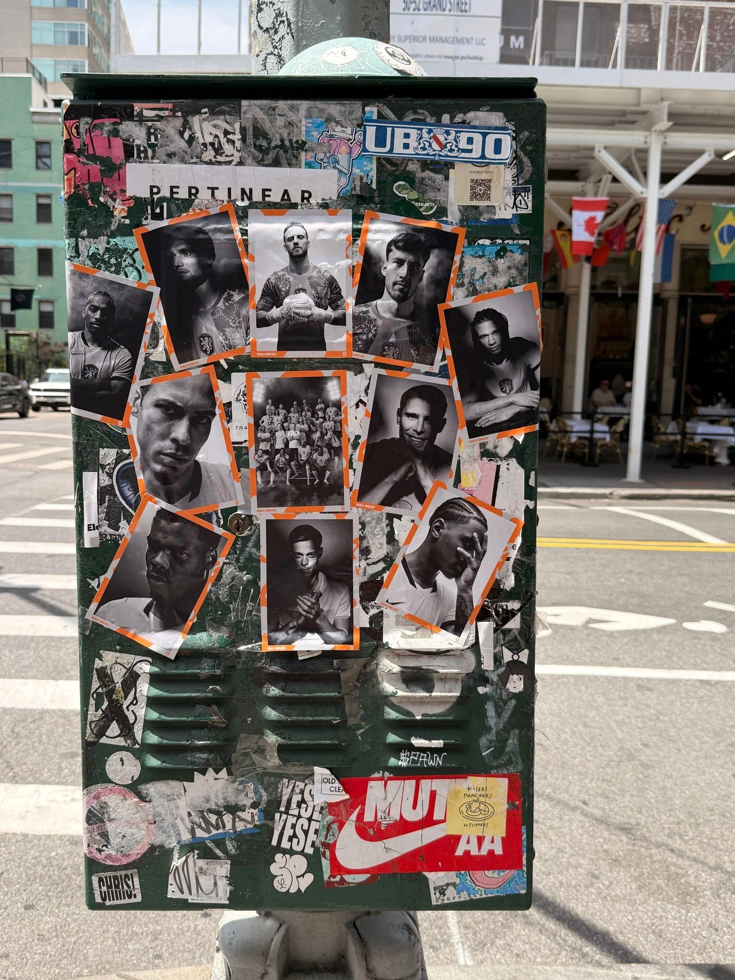 🗽 🧡 NYC, the city of the World Cup Final, is turning orange. Tonight. Times Square.

Dutch photographer Roger Neve's (@rogerneve) portraits of Virgil van Dijk (@virgilvandijk), Denzel Dumfries (ddumfries2), and Memphis Depay (@memphisdepay)light up
