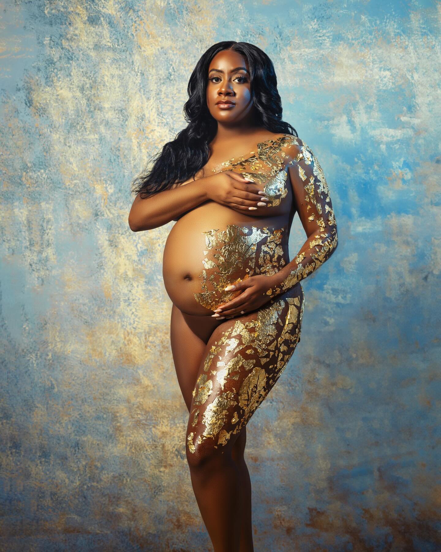 Haven&rsquo;t done gold leaf in a while, but when @teri_malaina requested it, we had to pull out the stops to make it epic! 
_
NYC Maternity Photography by LeVue
#nycmaternityphotographer #nycmaternityphotography