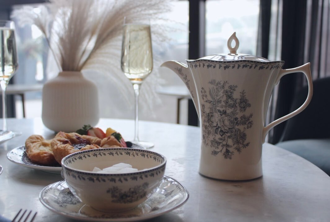 Pinky's up for another Sunday Afternoon spent sipping on tea, bubbles and bites! 

Join us today and every Sunday from 1&ndash;4 p.m. for a relaxing end to your week. 

Book at the link in bio! #AlmaHotelZachary