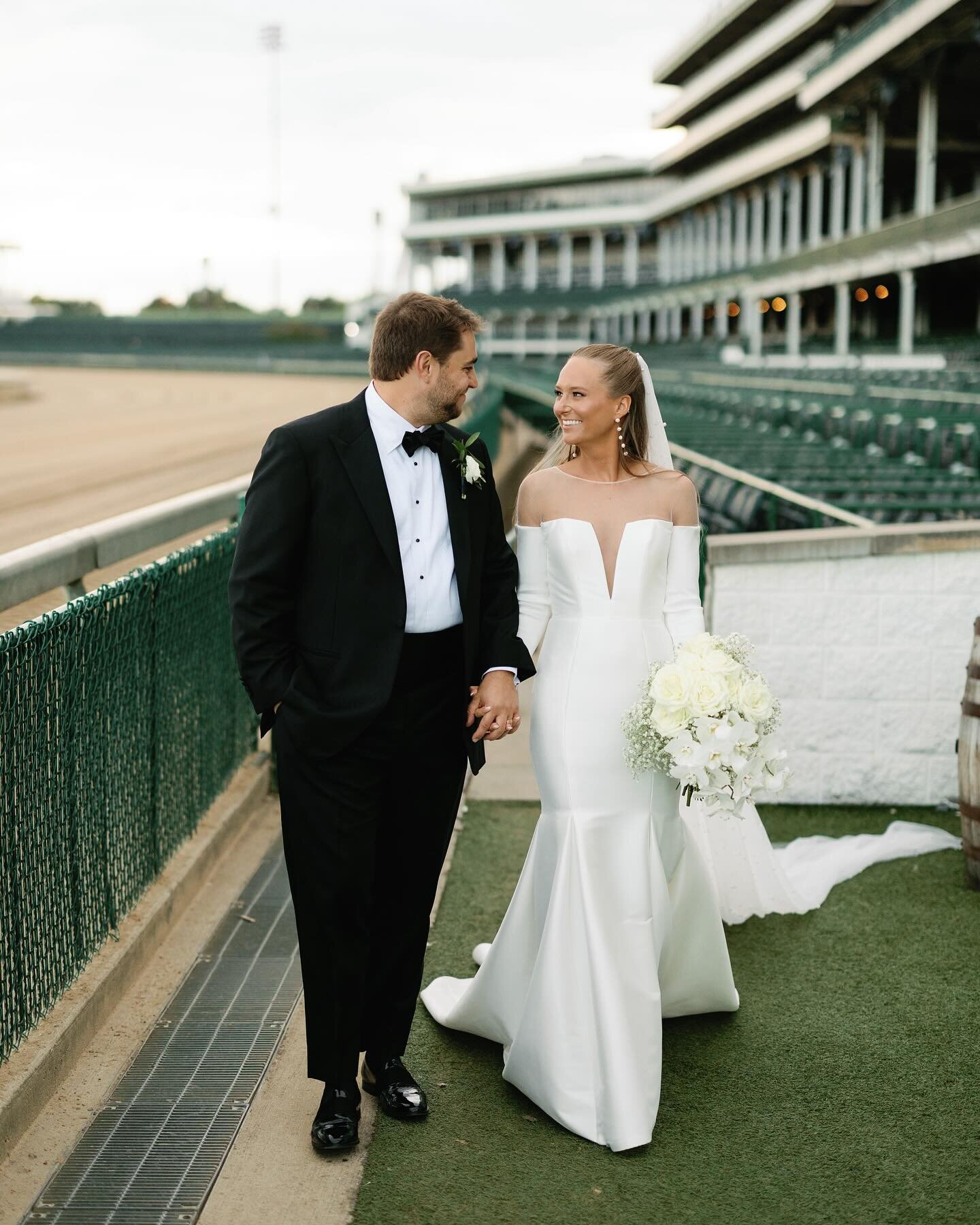 Another look at Olivia and Colin&rsquo;s perfectly chic wedding day at @churchilldowns. ✨ 

#weddingflowers #wedding #florals #weddingflorist #floraldesign #weddingreception #bride #groom #bridalbouquet #wedding #florist #mykentuckybride #kentuckyflo